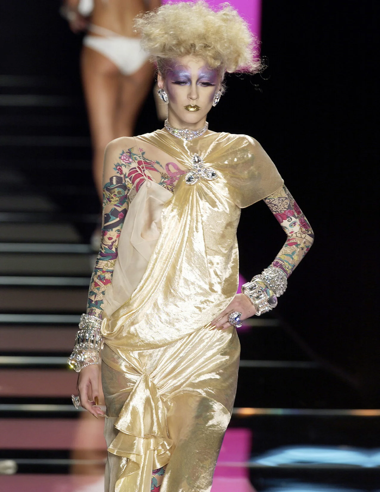 DIOR_PAP_S04_GOLDLAMEDRESSDETAIL_RES150.jpg