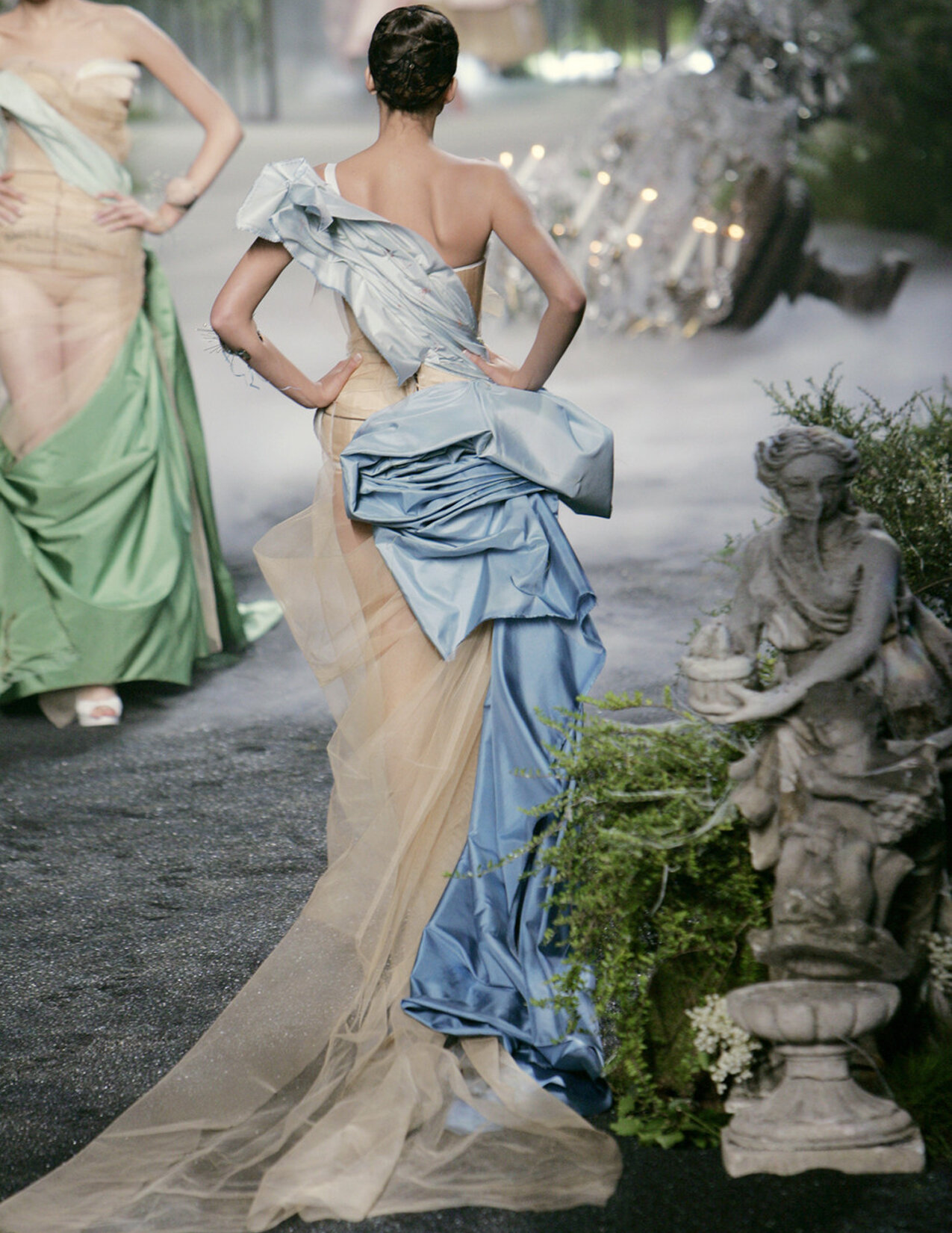 DIOR_HC_F05_BLUEDRESS_BACK_RES150.jpg