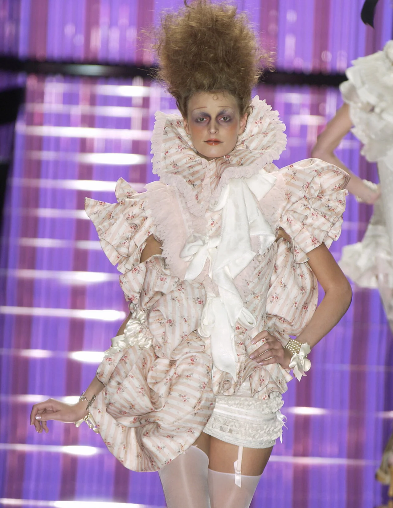 GALLIANO_S04_CORSETJACKETCROPSLEEVE_RUNWAY_RES150.jpg