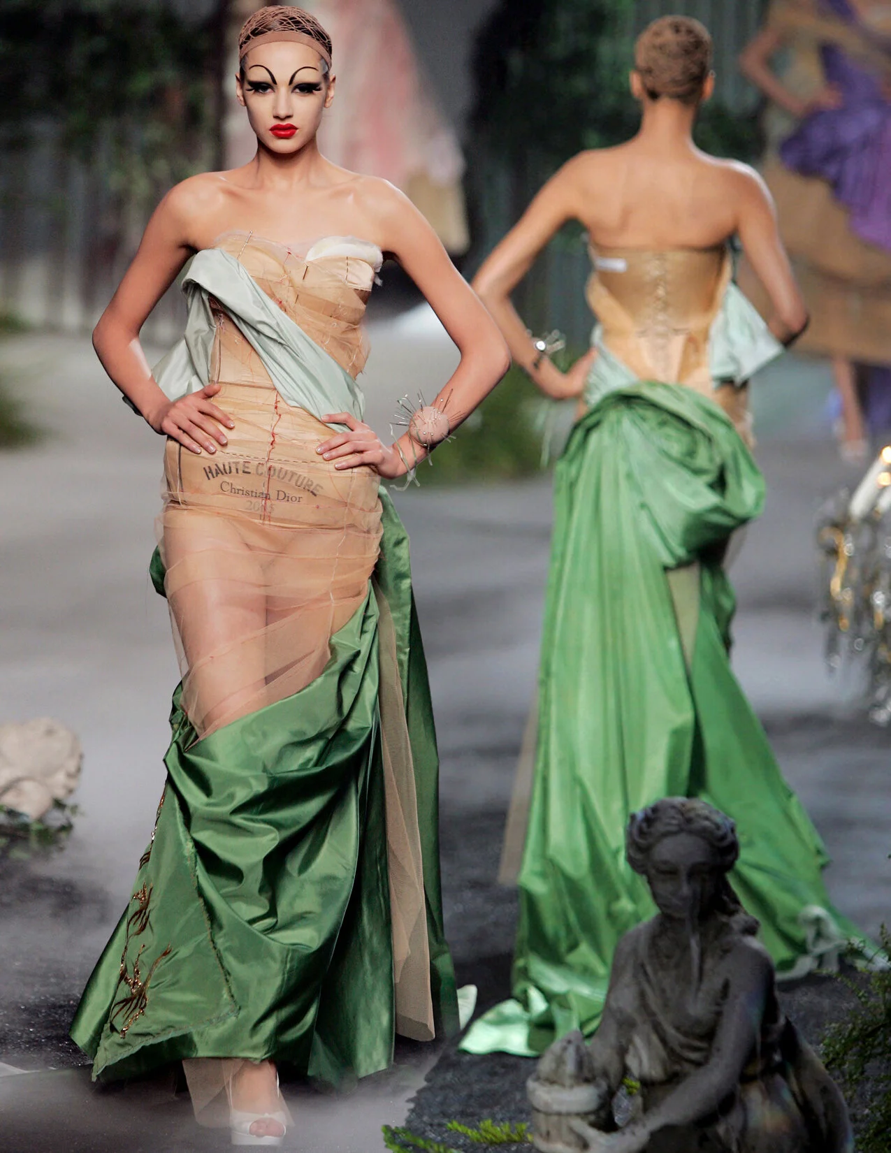 DIOR_HC_F05_GREENDRAPEDRESS_RNWYDOUBLE_RES150.jpg