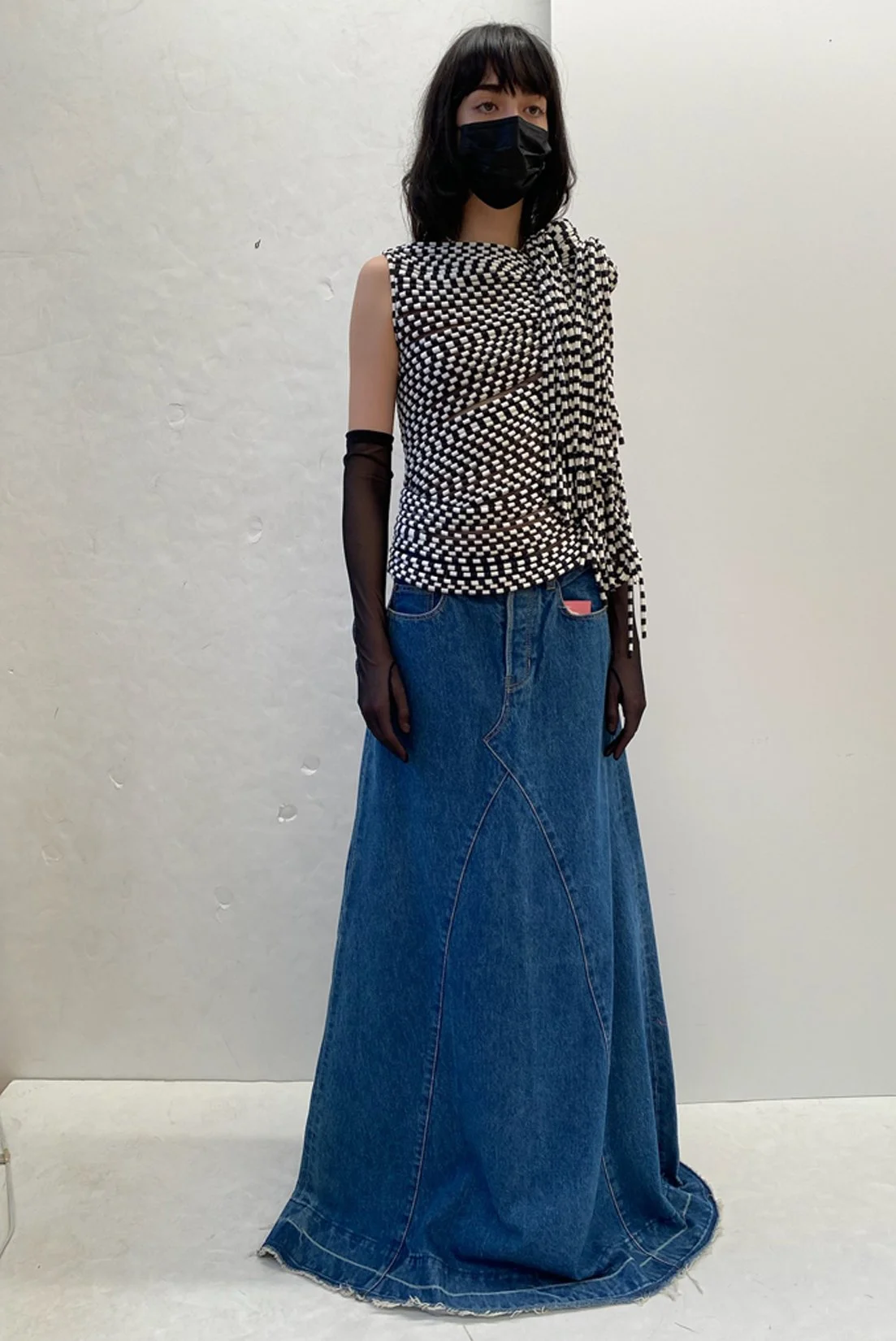 MJ_SPRING22_DRAPE_BLKWHTJERSEYTUBES_JUNKOFRINGES_FITTING_RES150.jpg