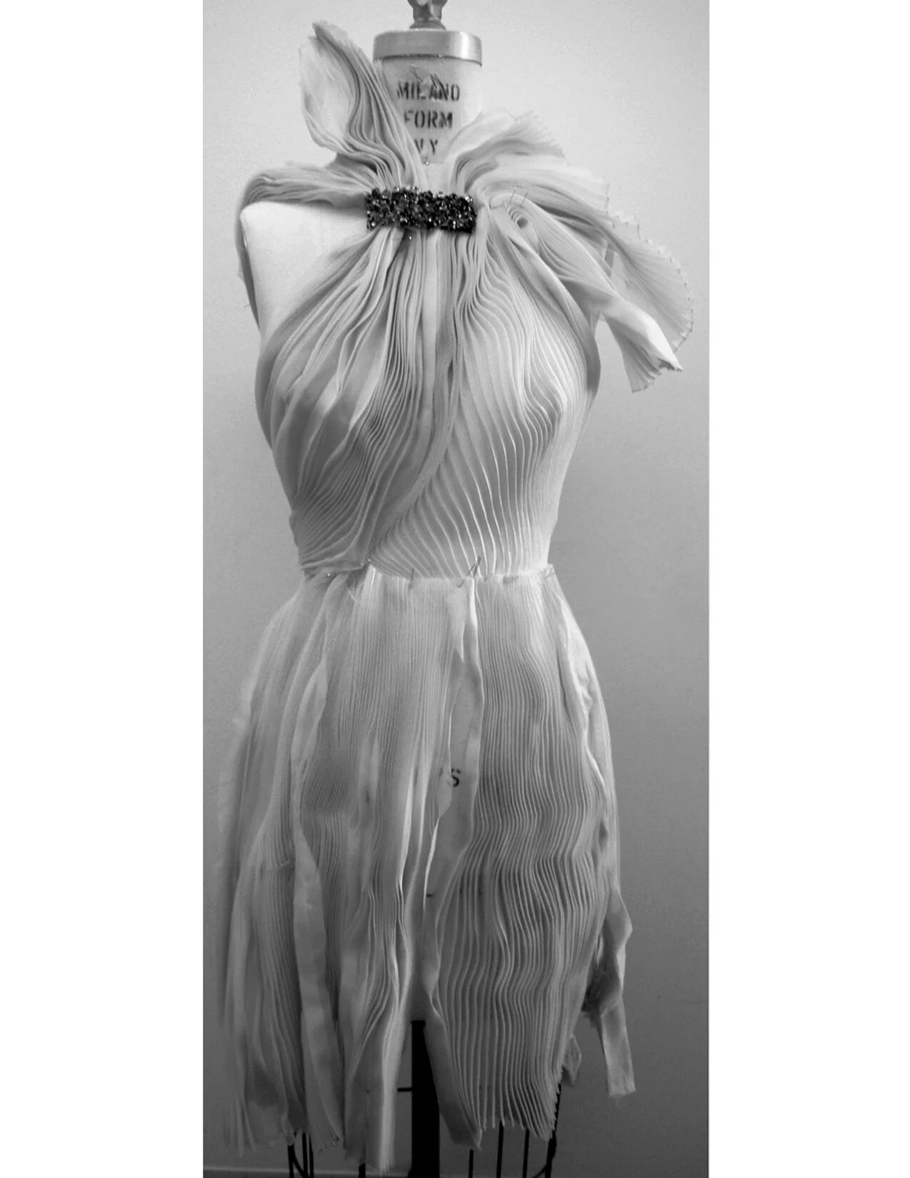 MARCHESA_R11_PINKORGANZAPLEATS_DRAPE_BNW_RES150.jpg