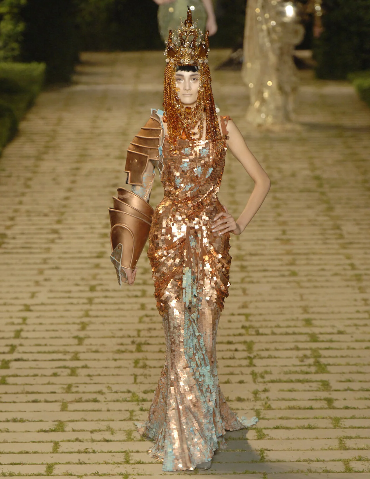 DIOR_HCF06_SQUARECOPPERSEQUINDRESS_RUNWAY_RES150.jpg
