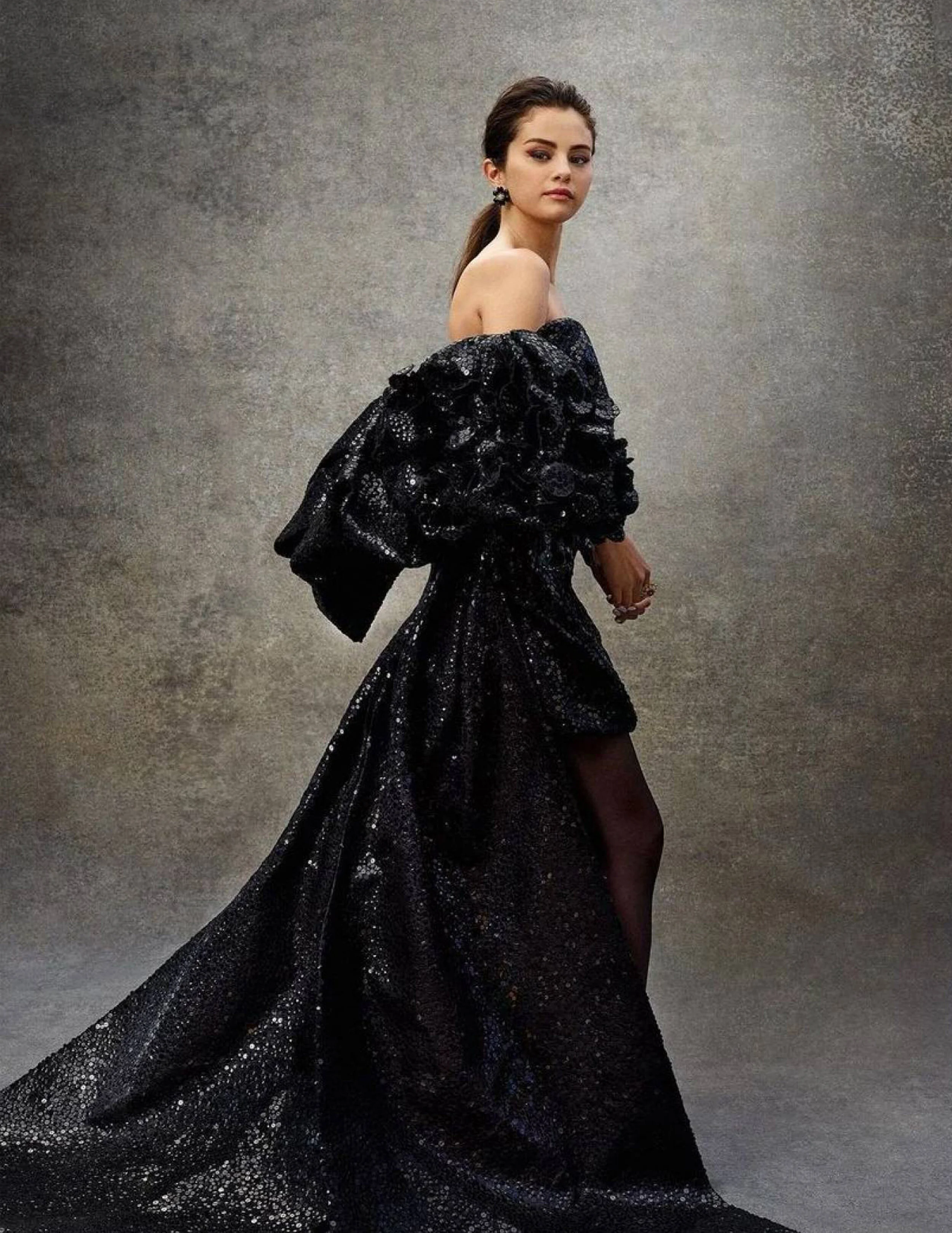 MJ_F20_BLKSEQUINS_SELENAGOMEZ_VOGMEX_RES150.jpg