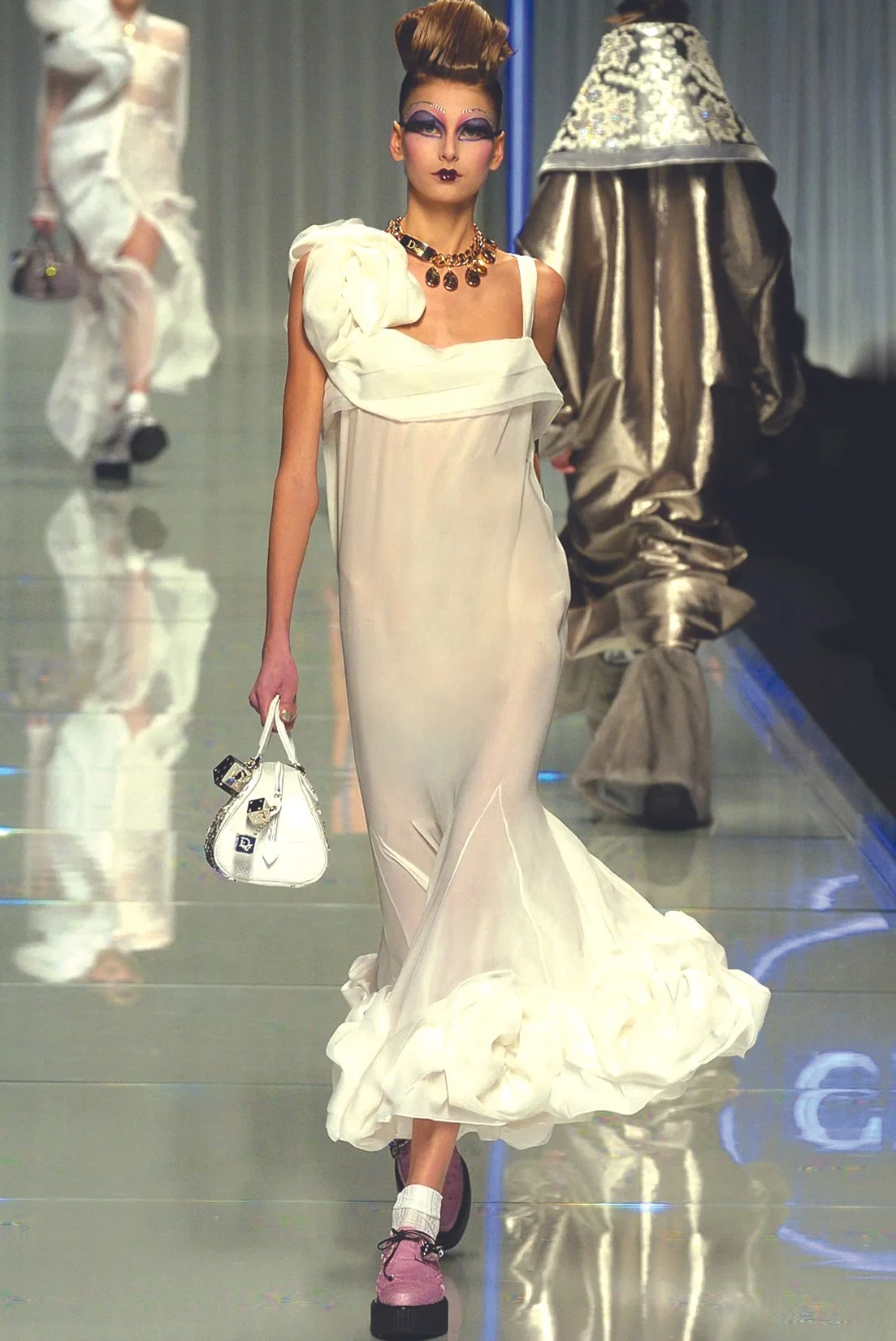 DIOR_PAP_F04_WHTBIASROSESDRESS_RES150.jpg