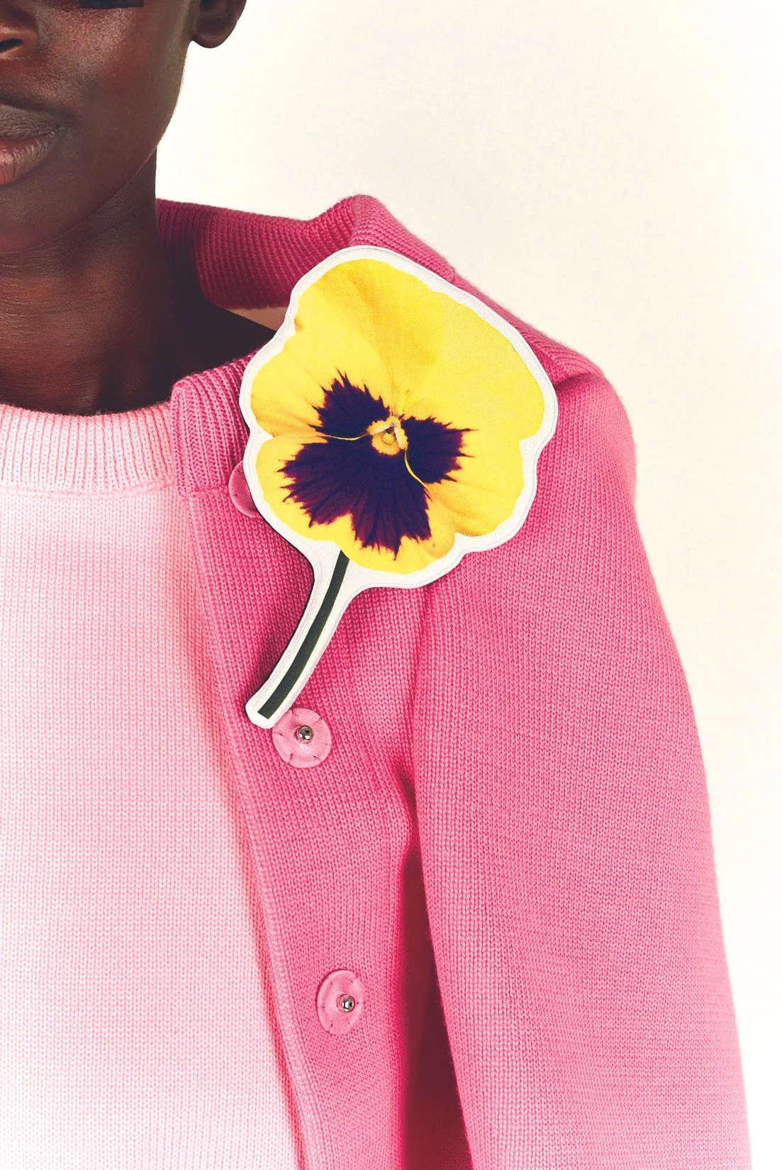 SPRING25_CARTOON_PANSYBROOCH_YLW_FITT_RES150.jpg