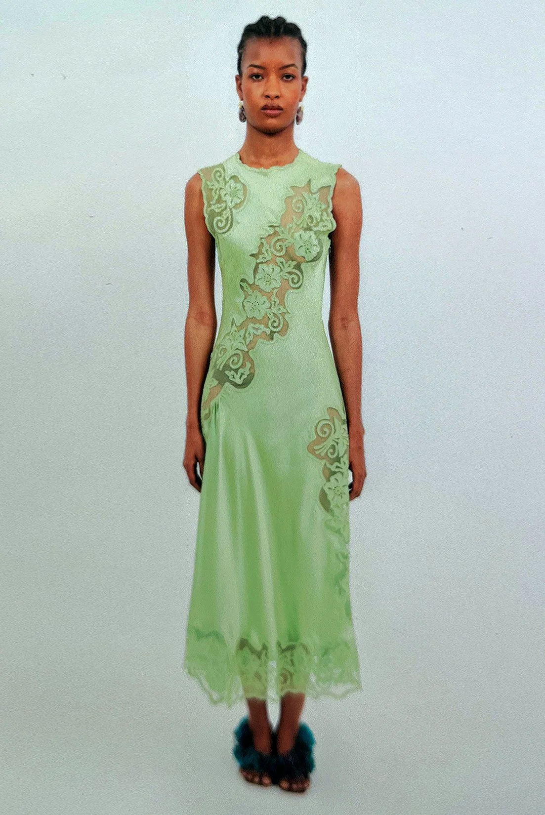 UJ_S24_CDCTULLEEMB_GREENDRESS_FITTING2_RES150.jpg