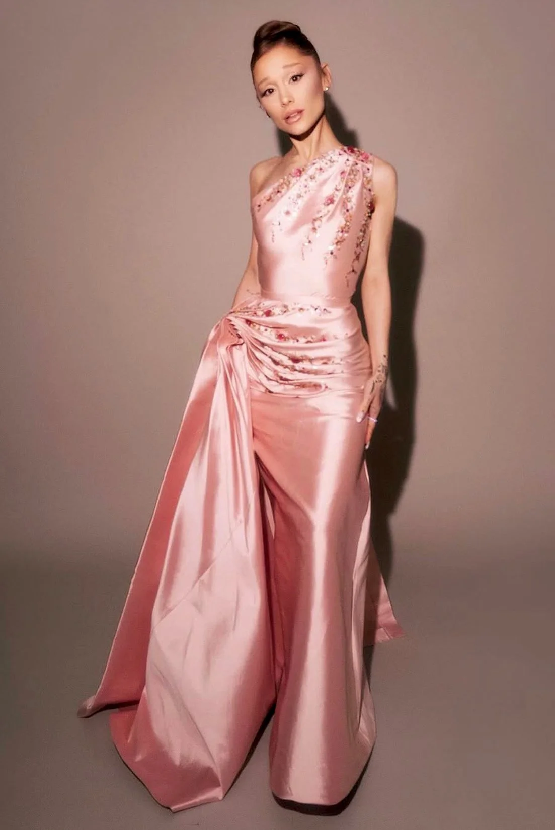 DIOR_PAP_F07_ARIANAGRANDE_PINKGOWN1_RES150.jpg