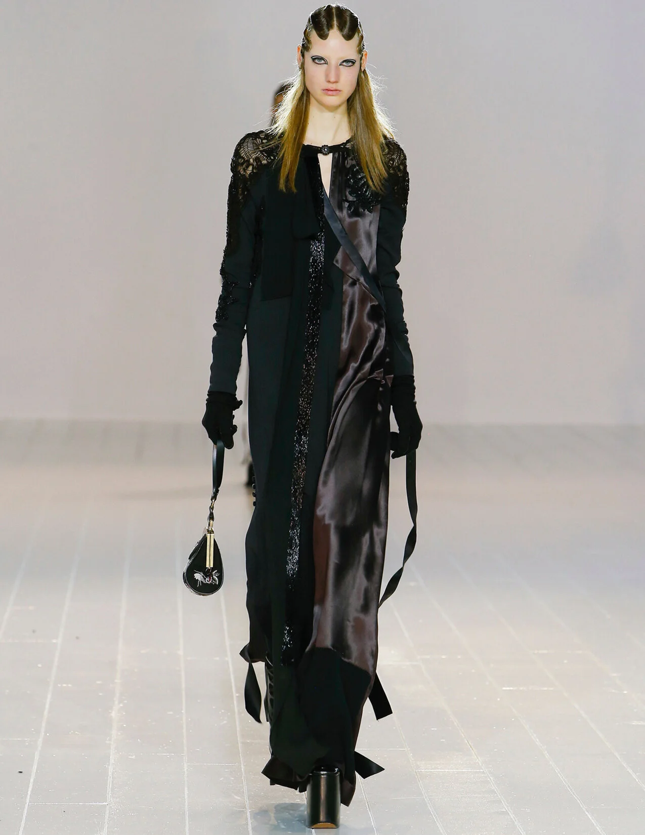 MJ_F16_CROCHETSHOULDER_RUNWAY_RES150.jpg