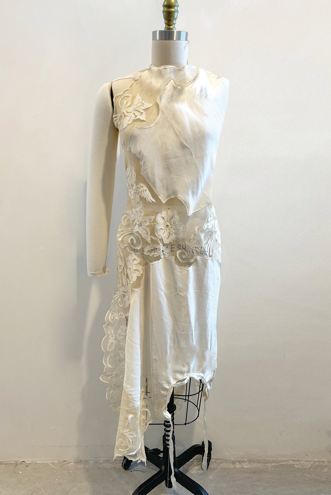 UJ_S24_CDCTULLEEMB_BLACKDRESS_DRAPE_RES150.jpg