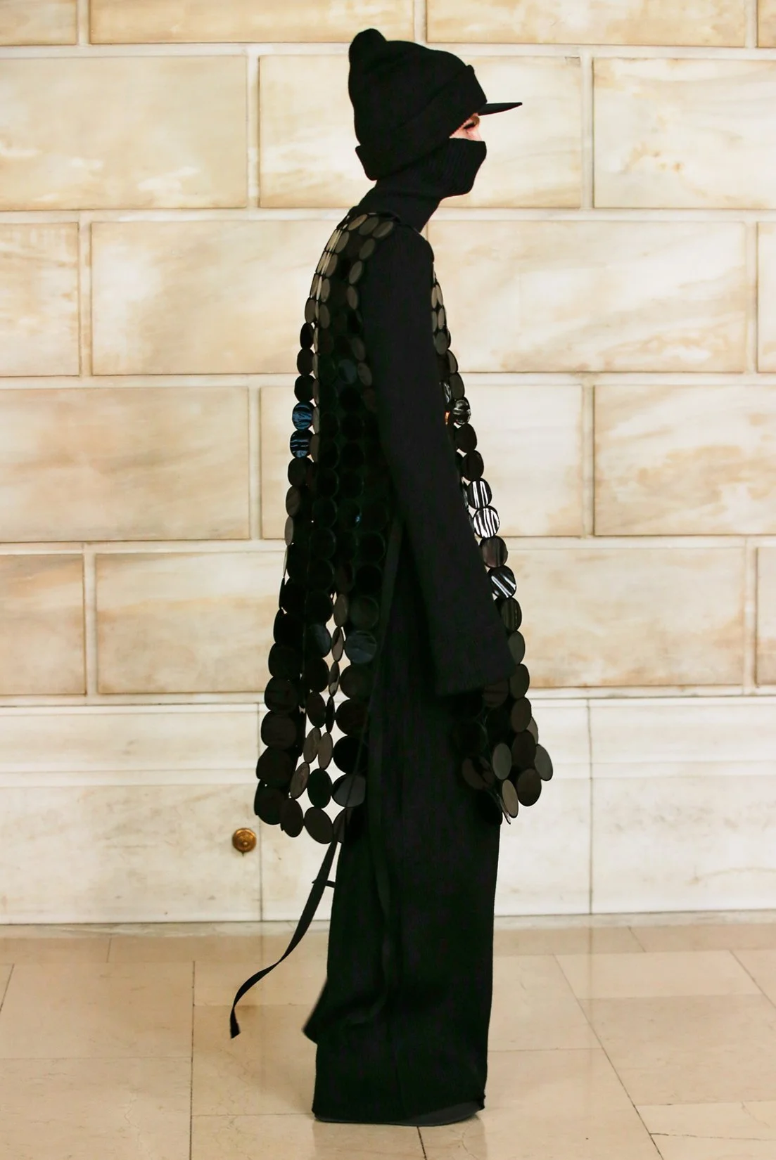 MJ_F21_SCHLAPF_BLK_TABARD_RUNWAY_RES150.jpg