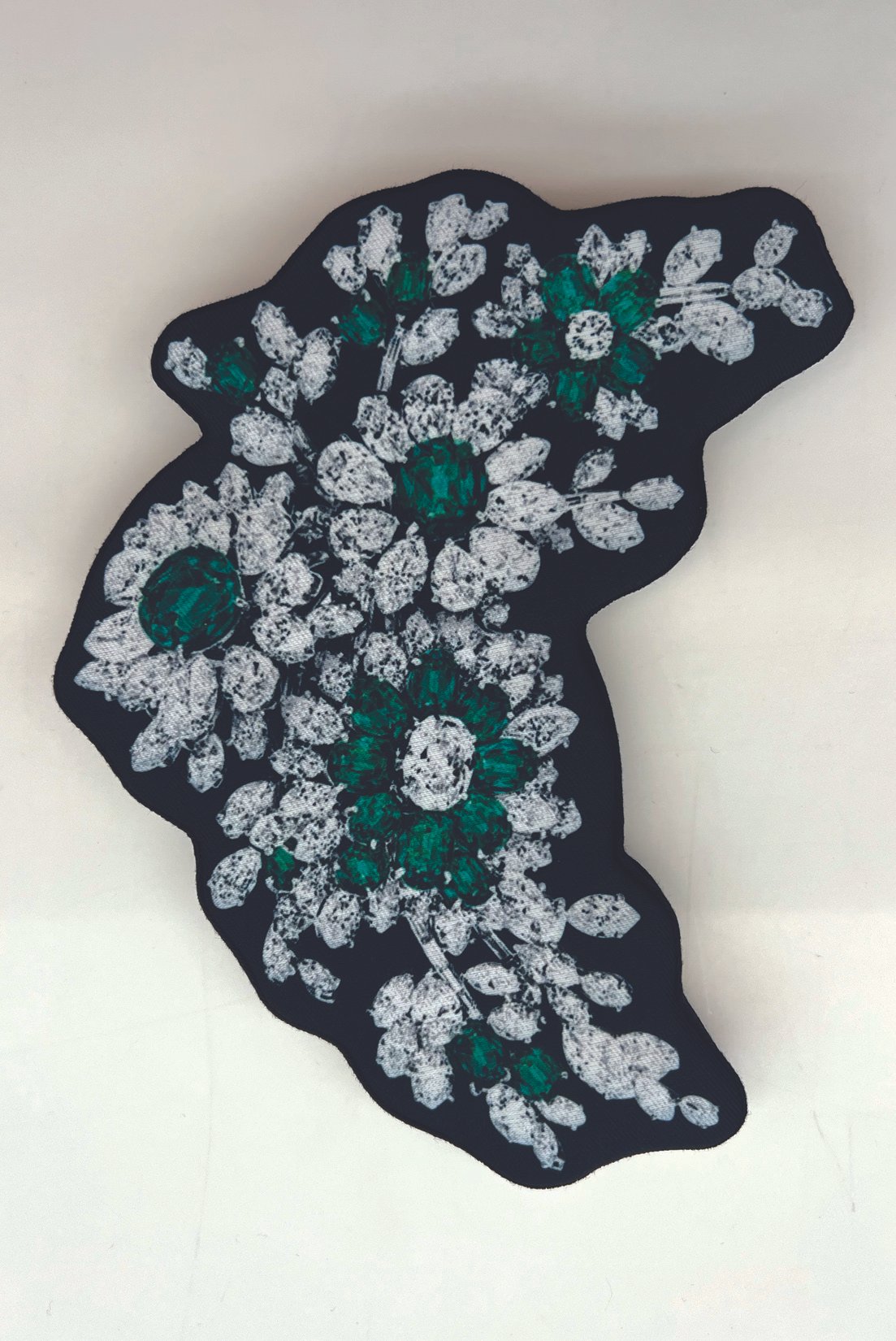 SPRING23_DOLLS_EMERALDBROOCH_RES150.jpg