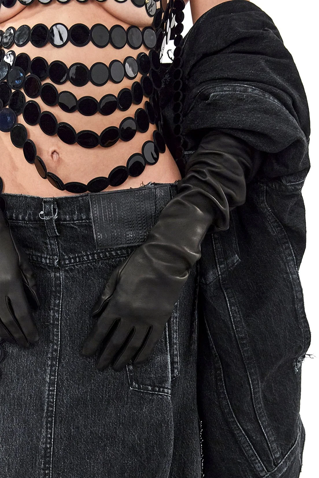 MJ_SPRING22_BELLA_BLKSTRAPLESSTOP_FITTING_CLOSEUP_RES150.jpg