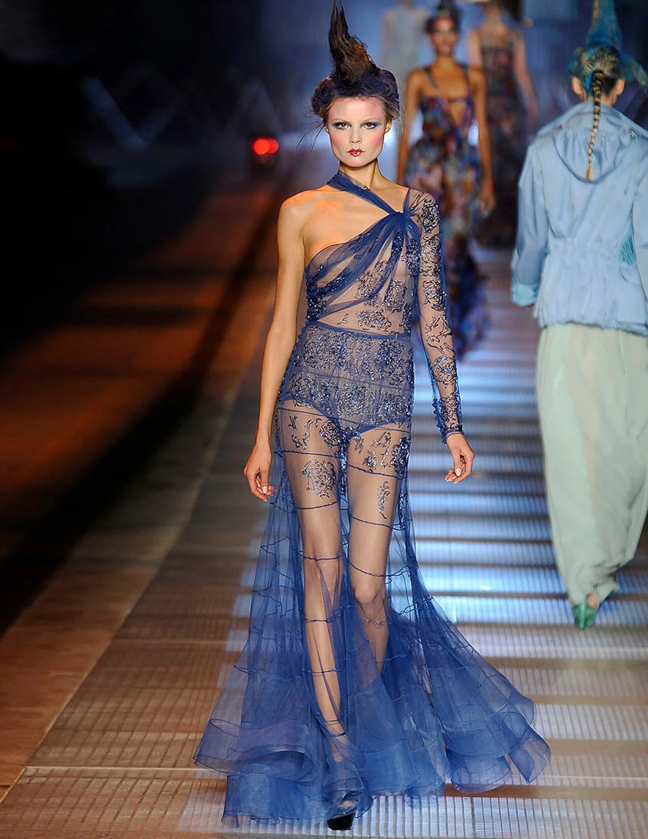 GALLIANO_S09_BLUEASSYMKNOTBALLGOWN_RES150.jpg