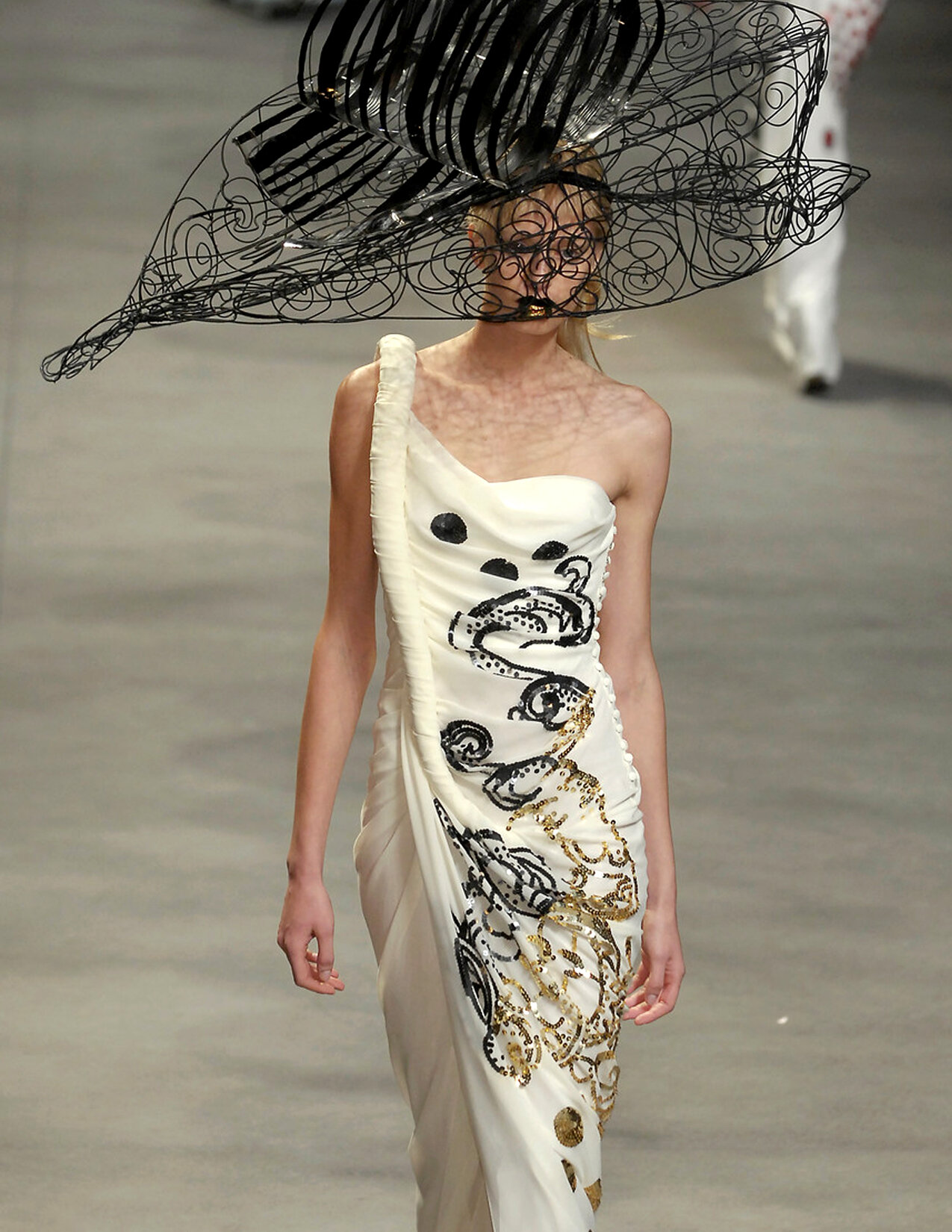 GALLIANO_S07_WHTDRAPEDRESS_DETAIL_RES150.jpg