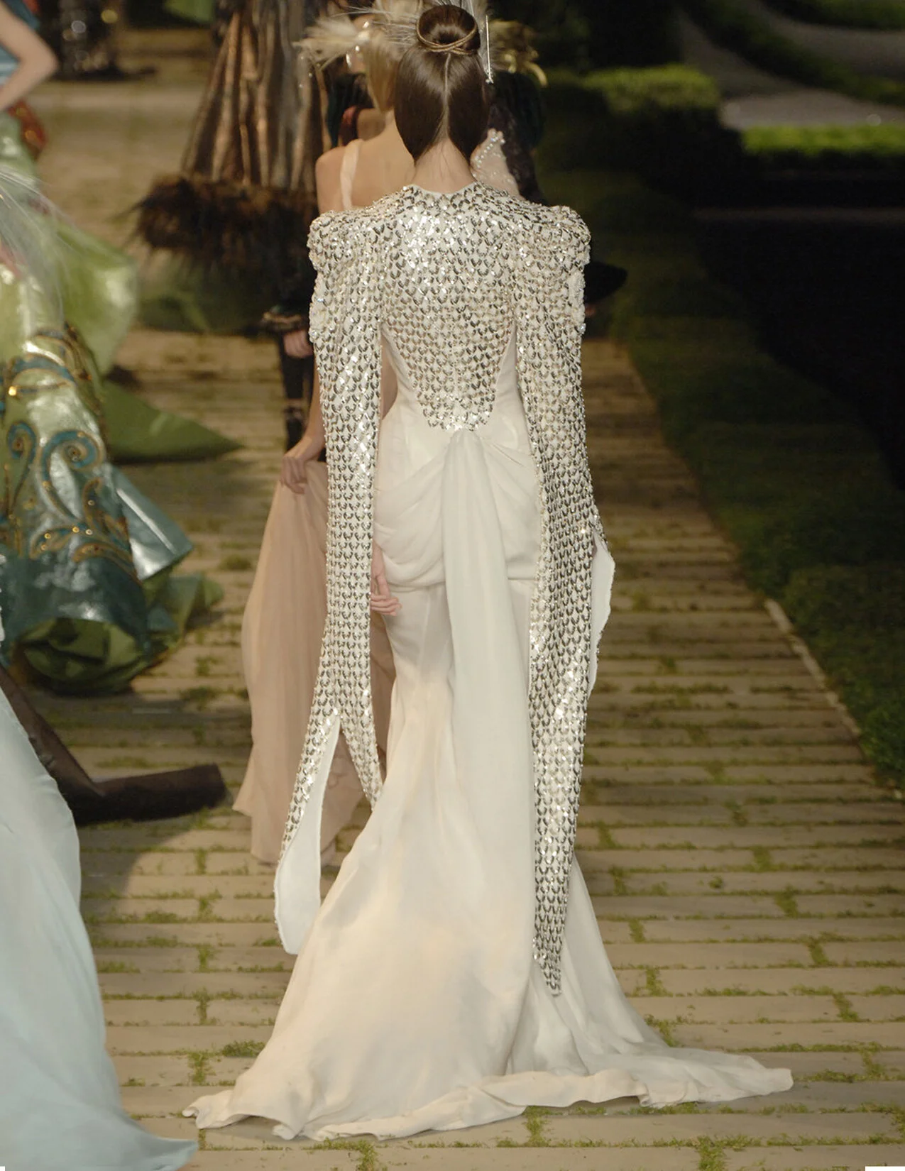 DIOR_HCF06_WHITEDRAPEDRESS+CAPE_BACK_RES150.jpg