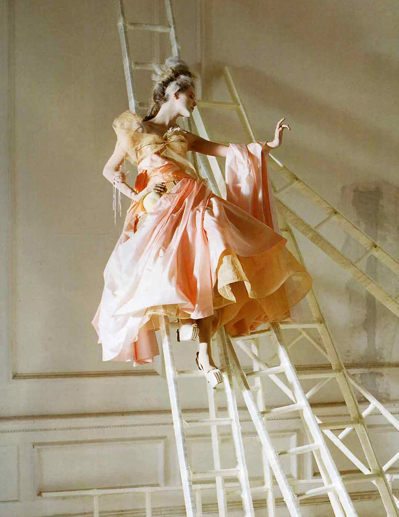 DIOR_HC_F05_EDITORIAL_VOGITALY_PEACHDRAPEDRESS_CROP_RES150.jpg