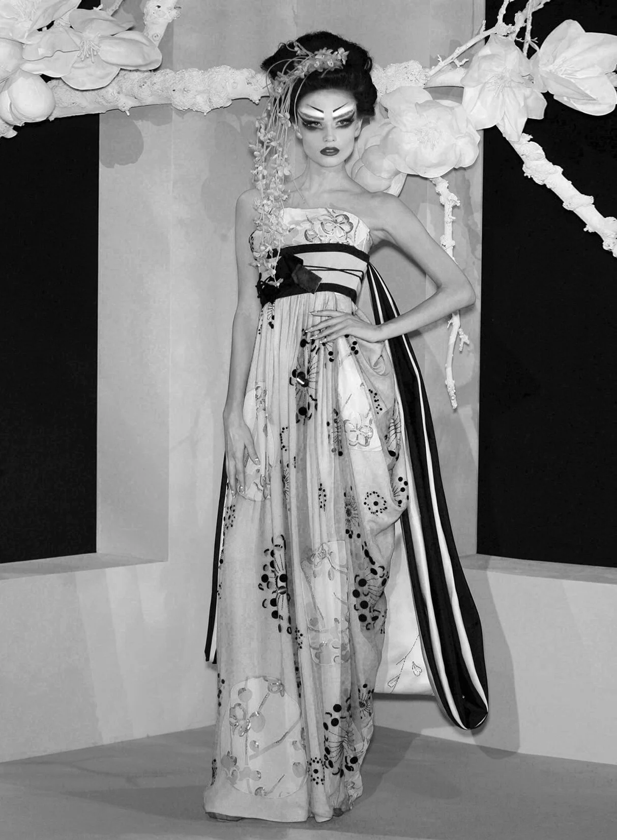 DIOR_HC_S07_OBITRAINGERGETTEDRAPE_NATASHAPOLY_RUNWAY_BLKNWHT_RES150DIOR_HC_S07_OBITRAINGERGETTEDRAPE_NATASHAPOLY_RUNWAY_BLKNWHT_RES150_CROP.jpg