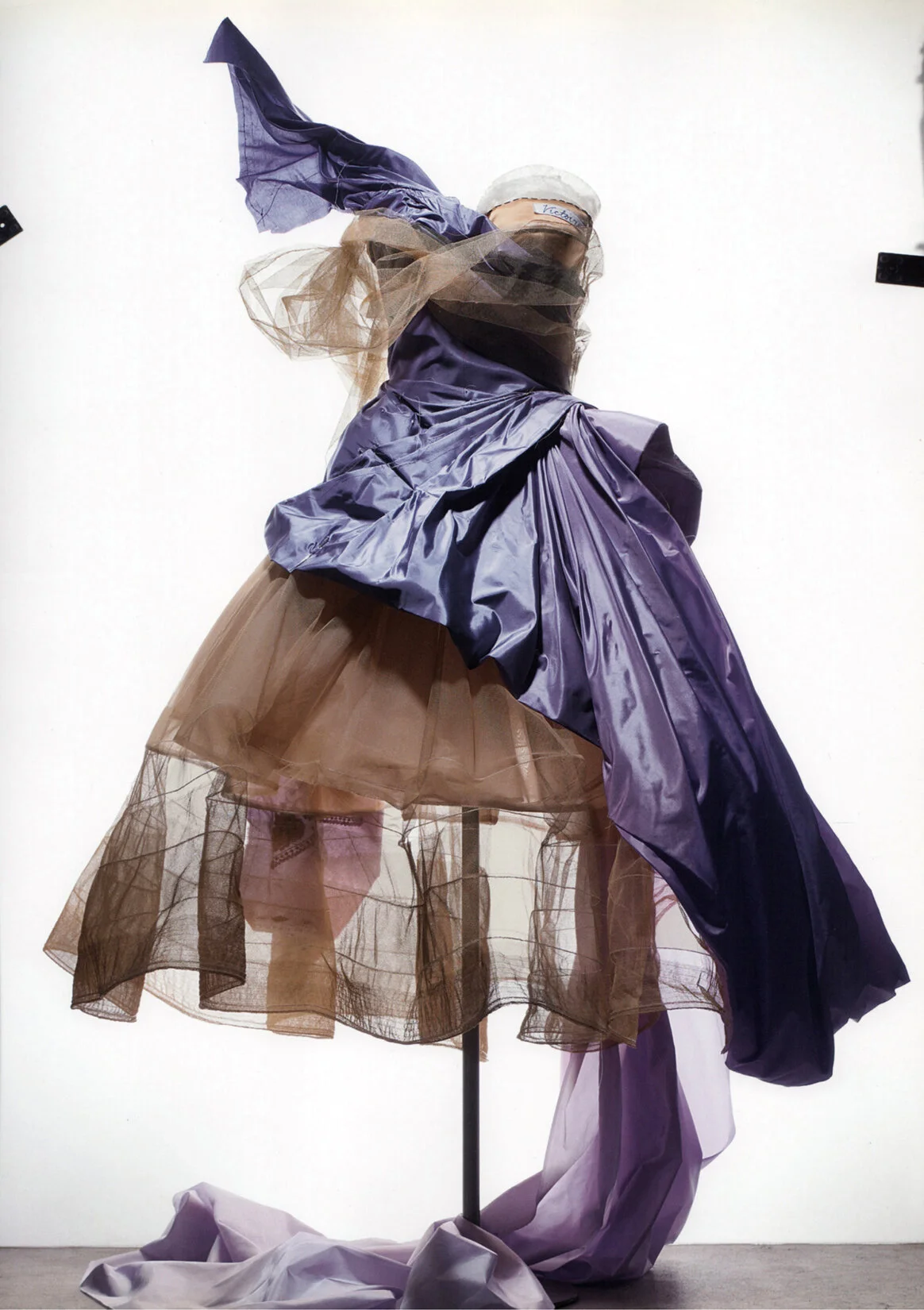 DIOR_HC_F05_PURPLEDRESS_BOOK_RES150_CROP.jpg