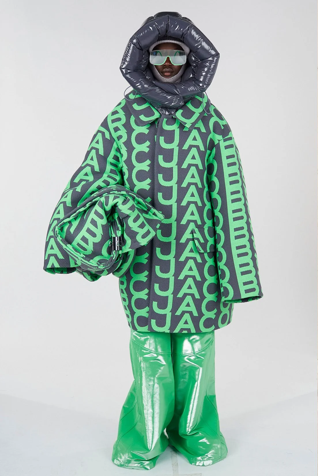MJ_F21_LOGO_GREENGREY_COAT_FRONT_FITTING_RES150.jpg