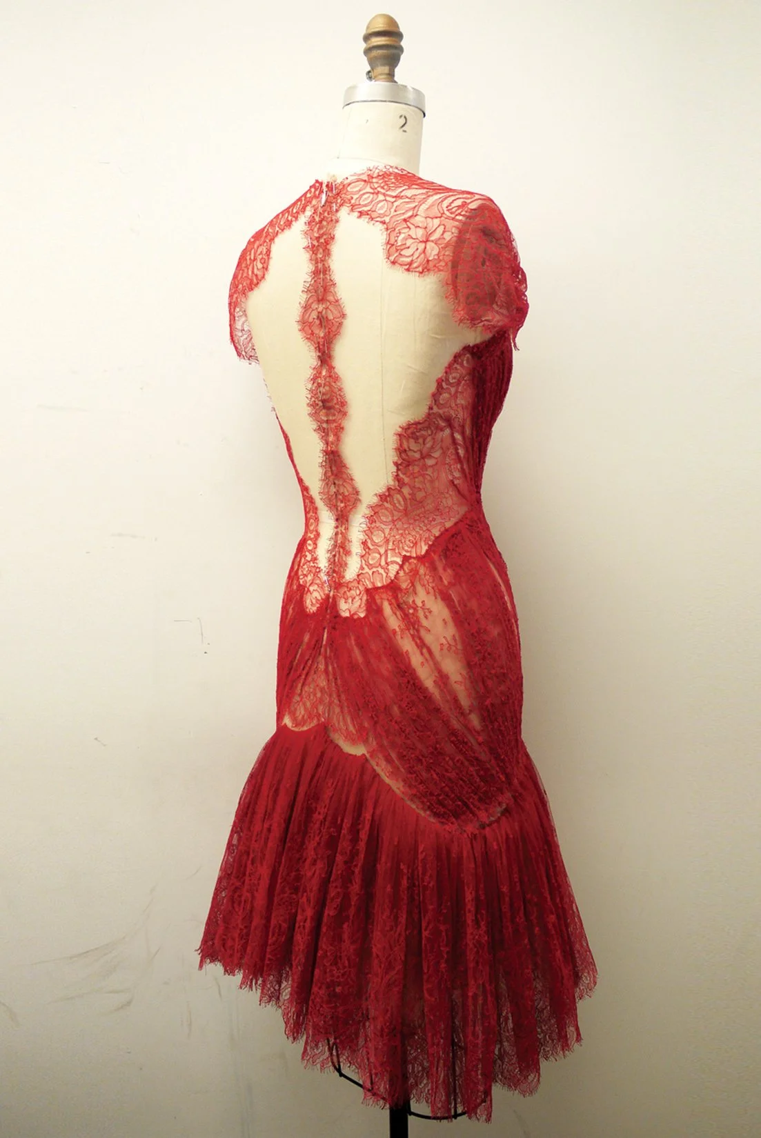 MARCHESA_F12_DRAPEDREDLACEDRESS_BACK_REVERSE_RES150.jpg