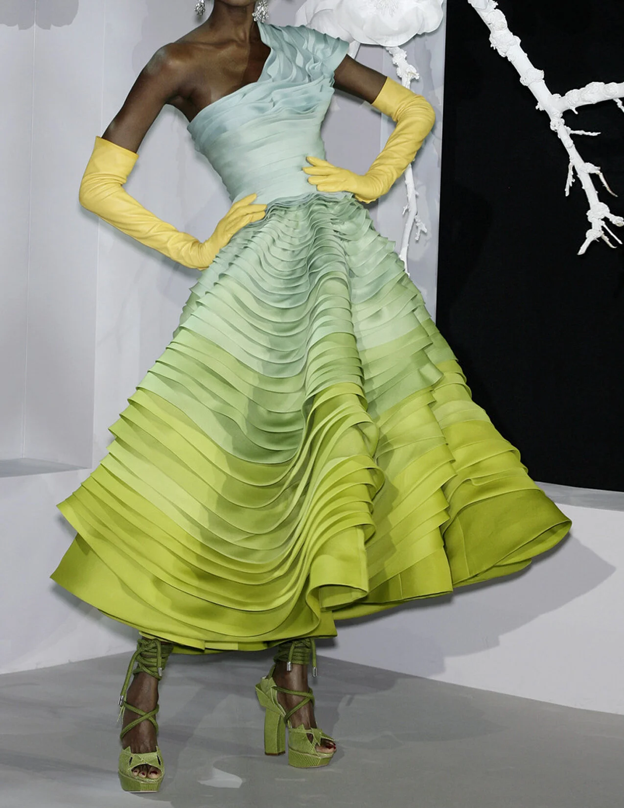DIOR_HC_S07_DEBORAHSHAW_TIEREDOMBREDRESS_CROP_RES150.jpg