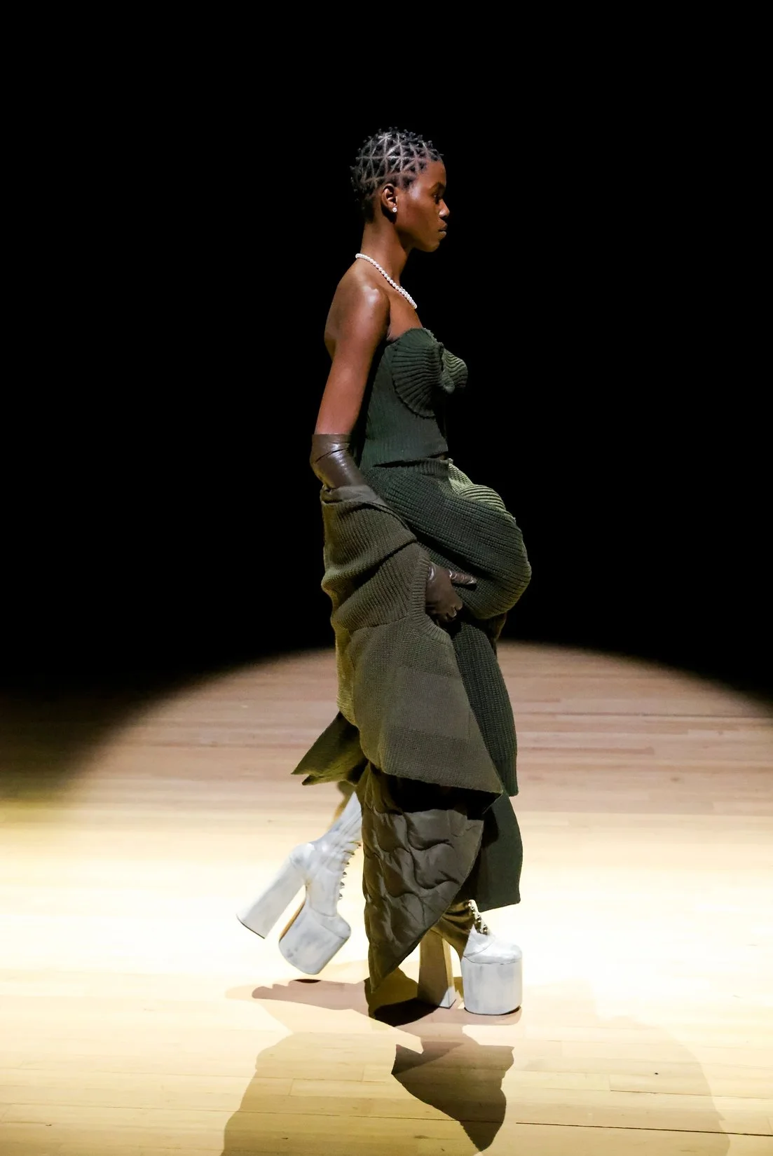 MJ_S23_CORKSCREWBUSTS_BUSTIER_SHOW_RES150.jpg