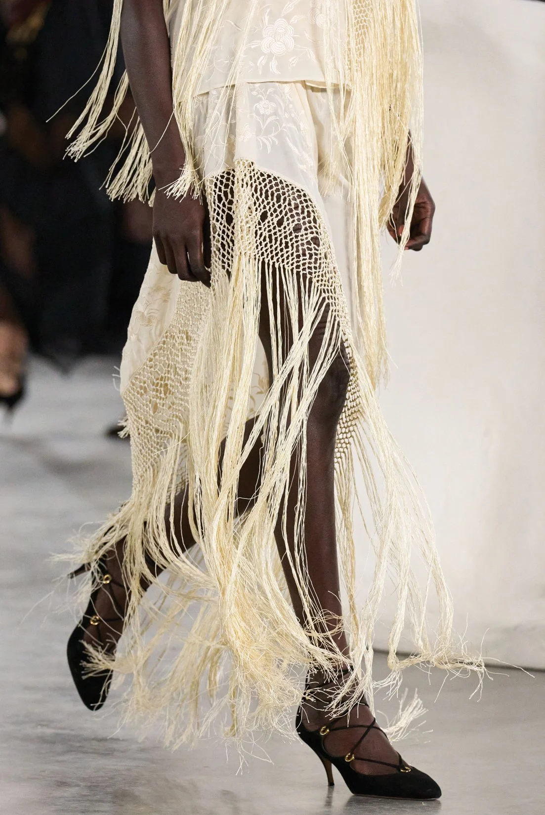 UJ_F26_IVORYSHAWLSKIRTDETAIL_RES150.jpg