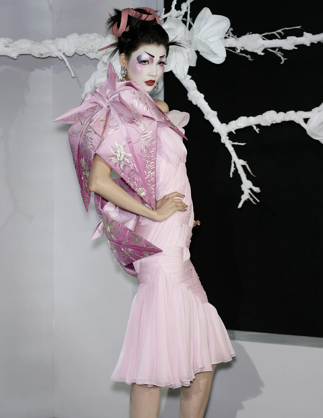 DIOR_HC_S07_PINKCHIFFONLATTICEDRAPE_SIDEDETAIL_RES150.jpg