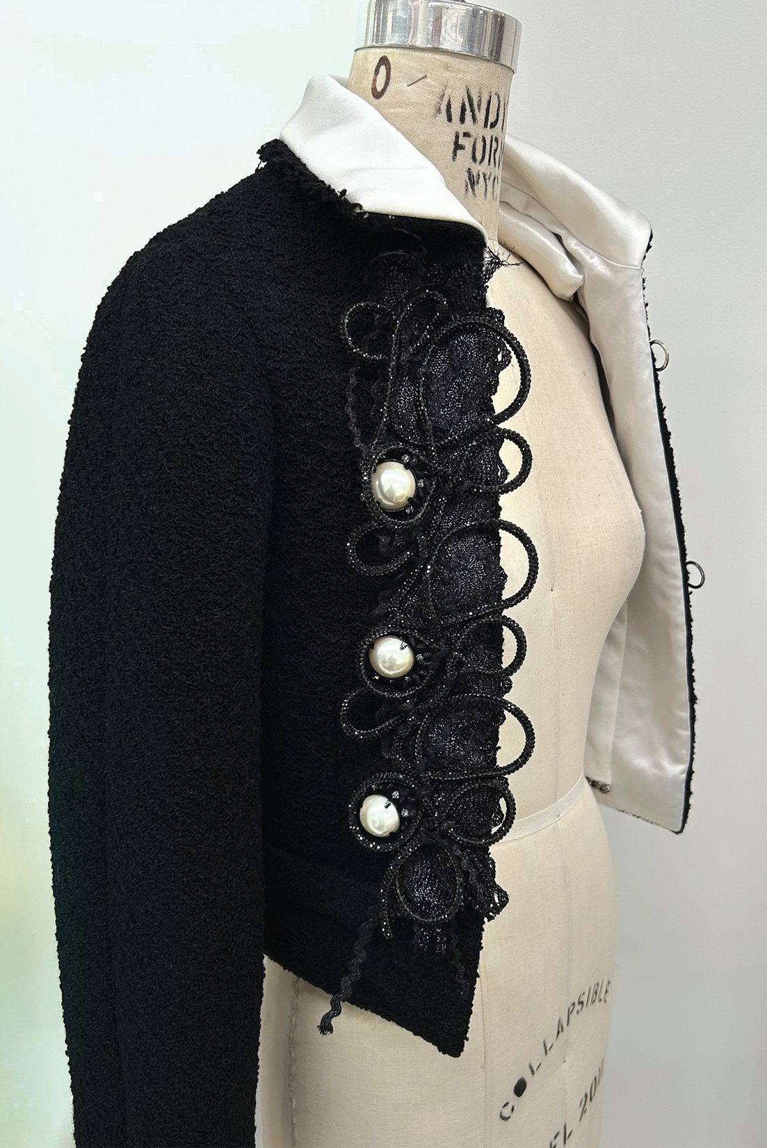 MJ_F26_BLKTRIMMANNEQUIN_RES150.jpg