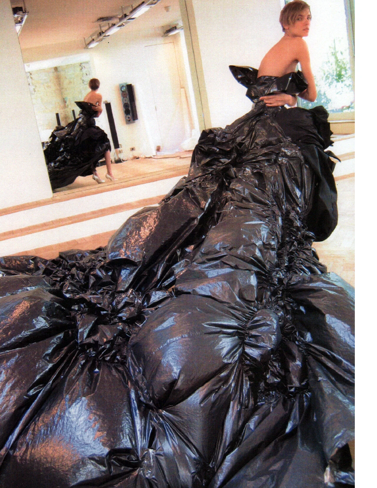 DIOR_VIP_HCF06_BINBAGMARIEANTOINETTEKIRSTENDUNST_FITTING_RES150.jpg