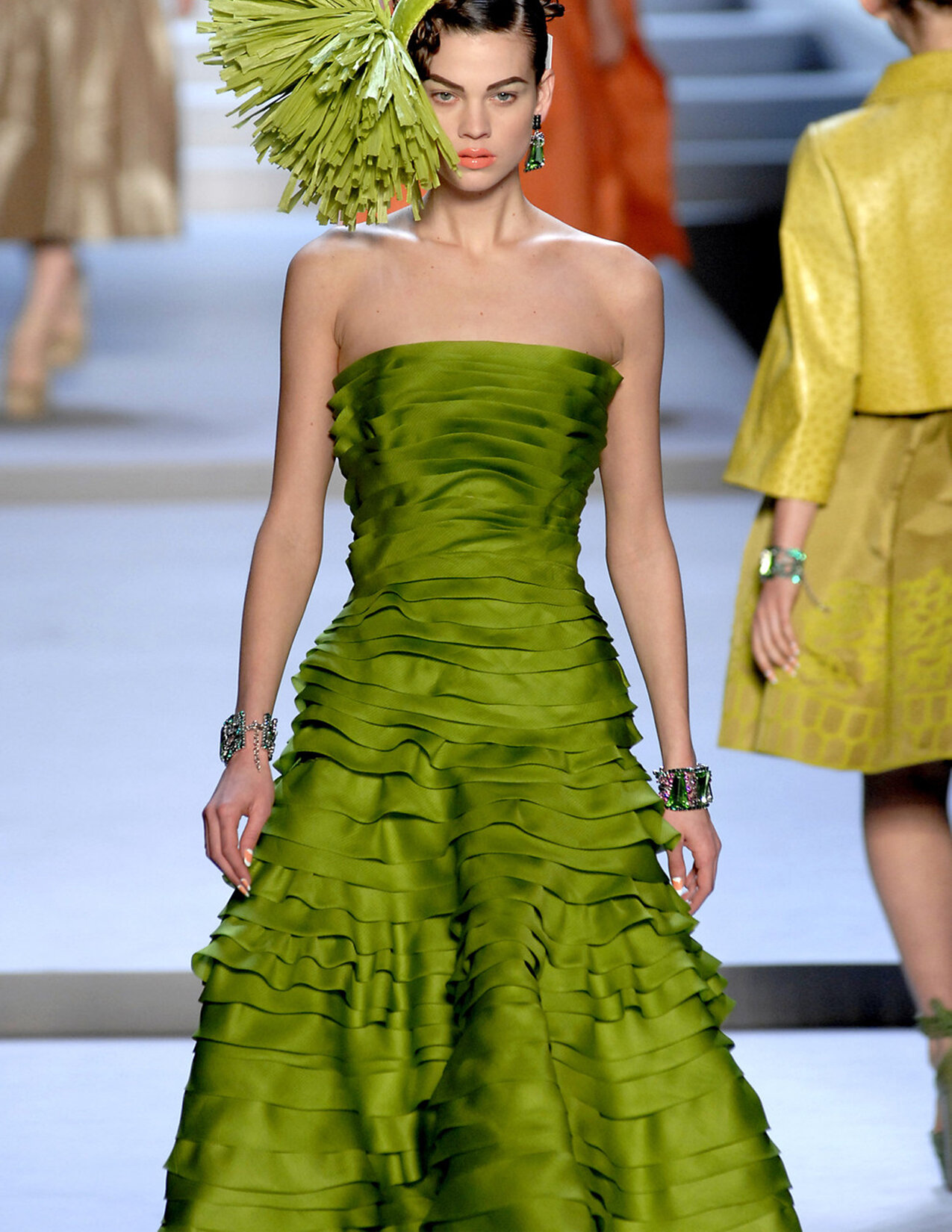 DIOR_PAP_F07_GREENTIEREDSKIRT_RES150.jpg