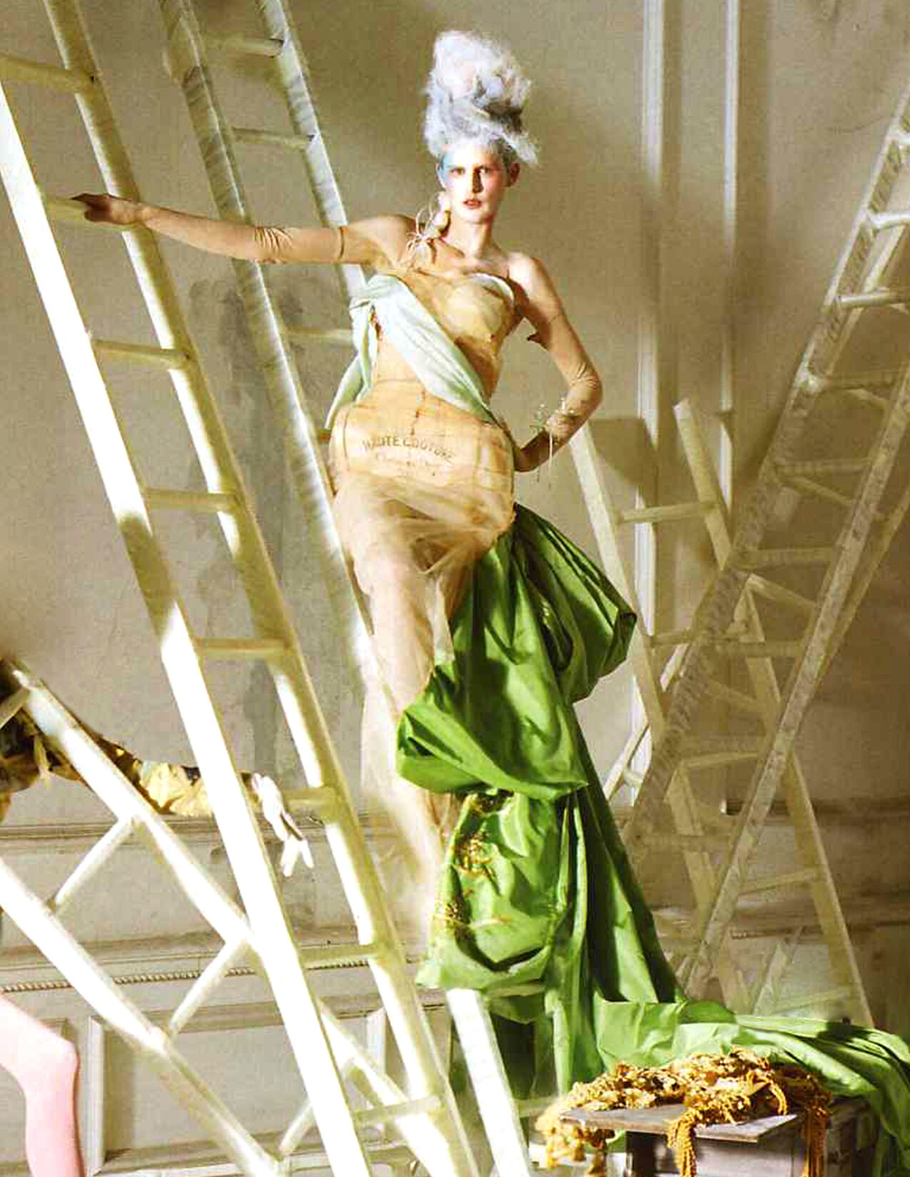 DIOR_HC_F05_EDITORIAL_VOGITALY_GREENDRAPEDRESS_CROP_RES150.jpg