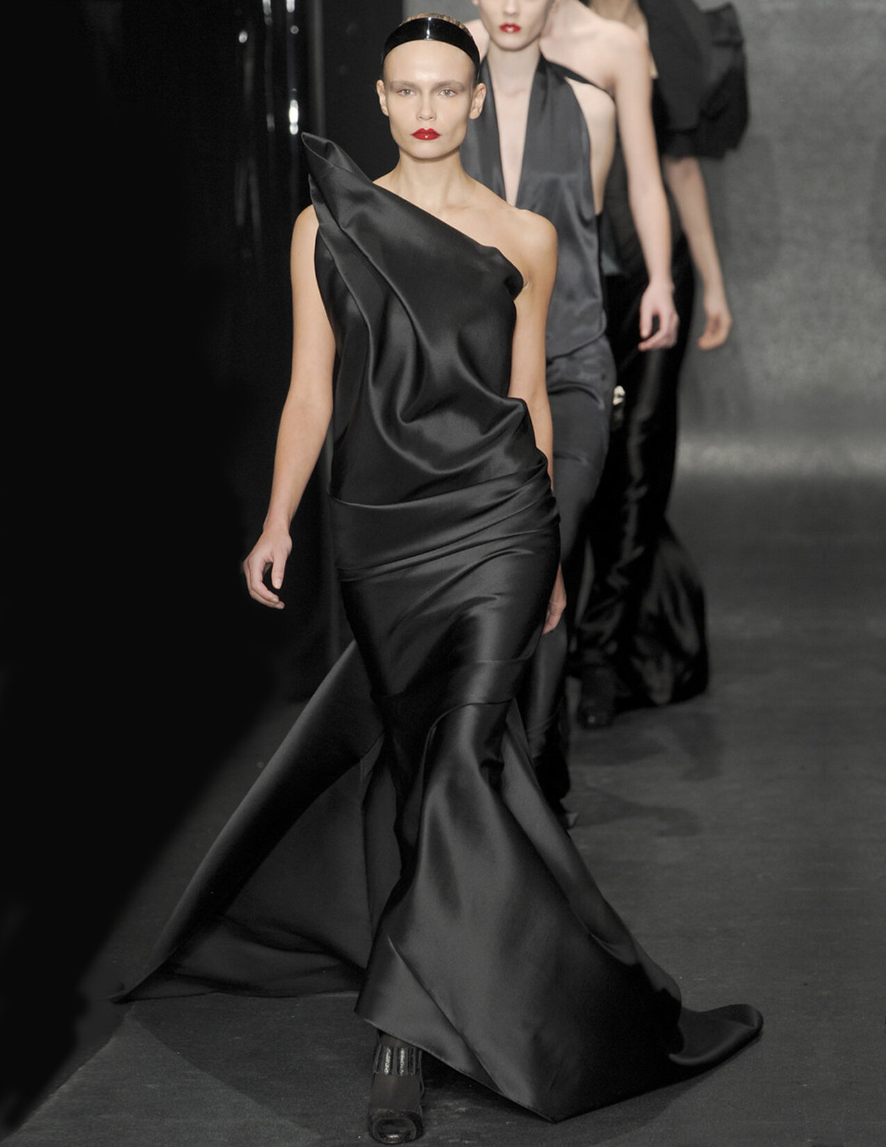 DK_F10_NATASHAPOLYBLKSTRETCHGAZARGOWN_RES150.jpg
