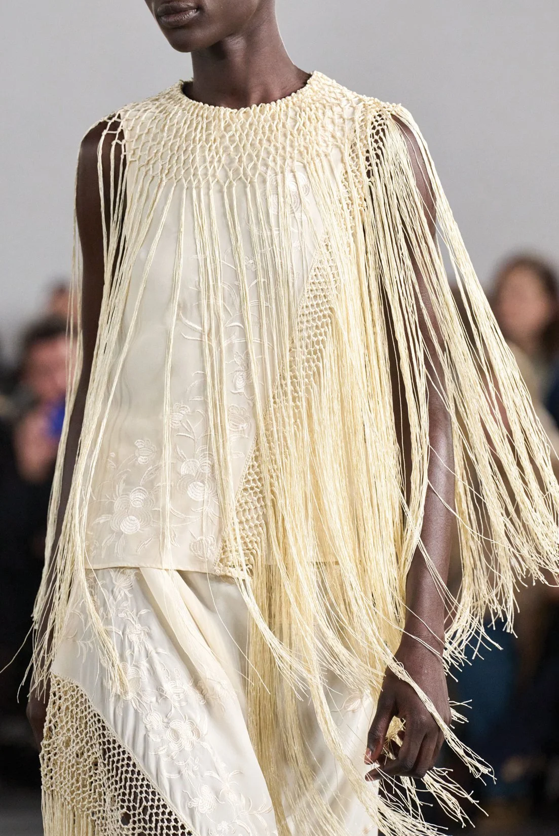 UJ_F26_IVORYSHAWLTOPDETAIL_RES150.jpg