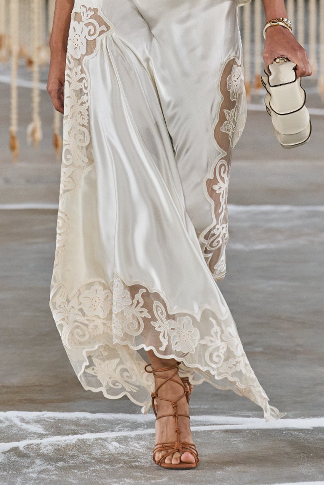 UJ_S24_CDCTULLEEMB_WHITESKIRT_SHOWDETAIL2_RES150.jpg