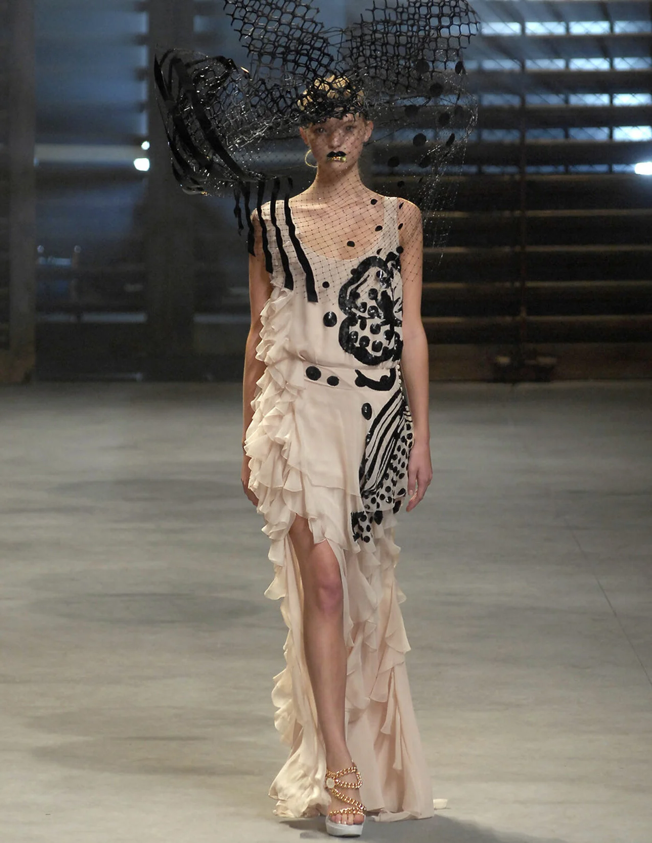 GALLIANO_S07_GEMMAWARDNUDECHIFFONDRESS_RUNWAY_RES150.jpg