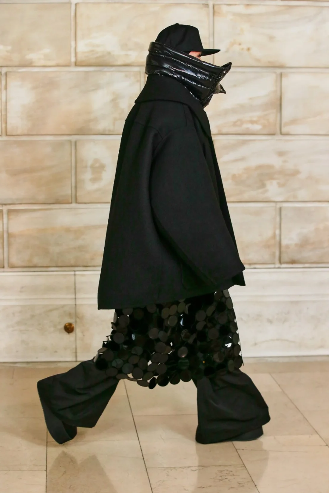 MJ_F21_SCHLAPF_BLK_SKIRT_SIDECOAT_RUNWAY_RES150.jpg