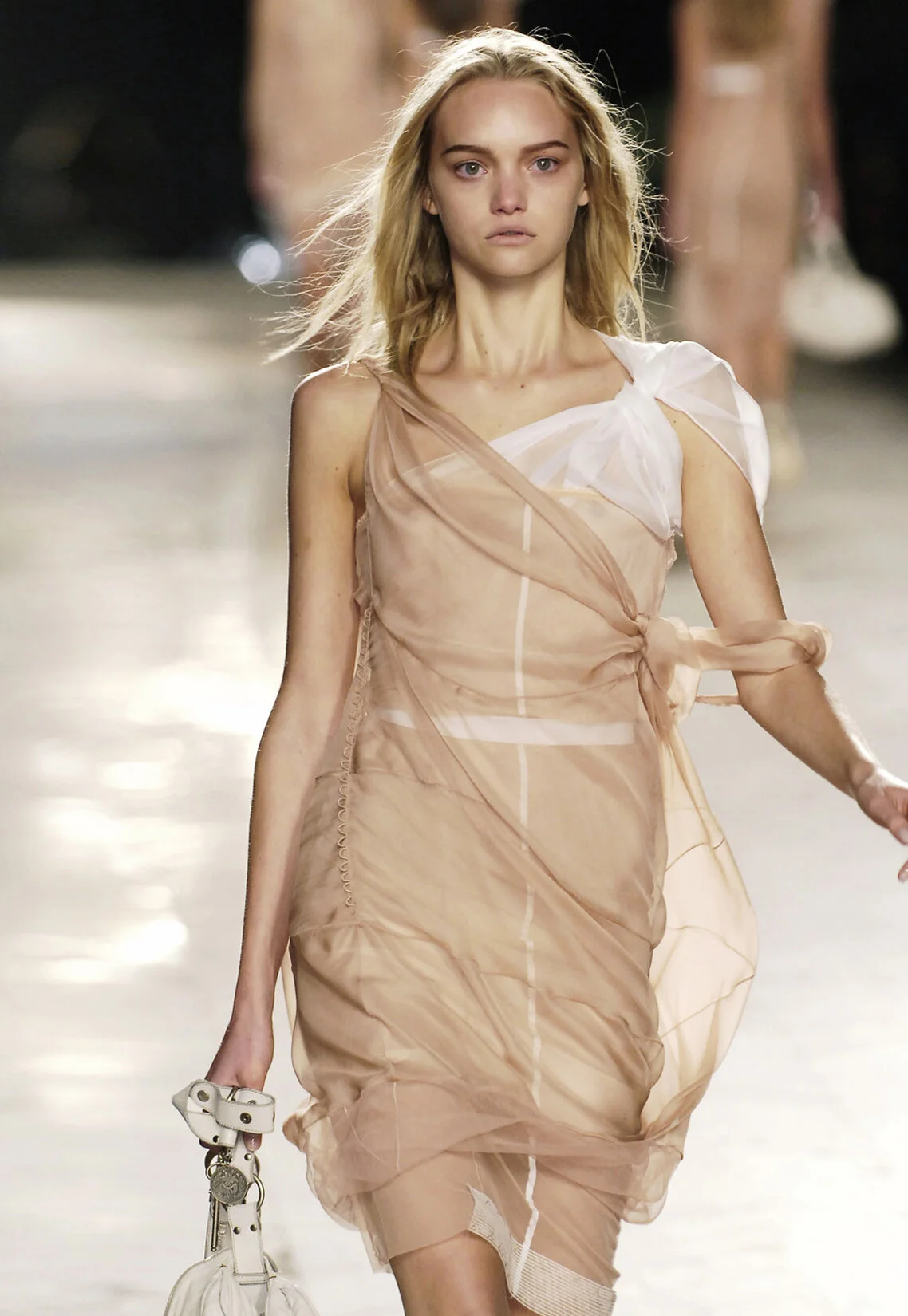 DIOR_PAP_S06_NUDELAYERS_GEMMA_RUNWAYDETAIL_RES150_CROP.jpg