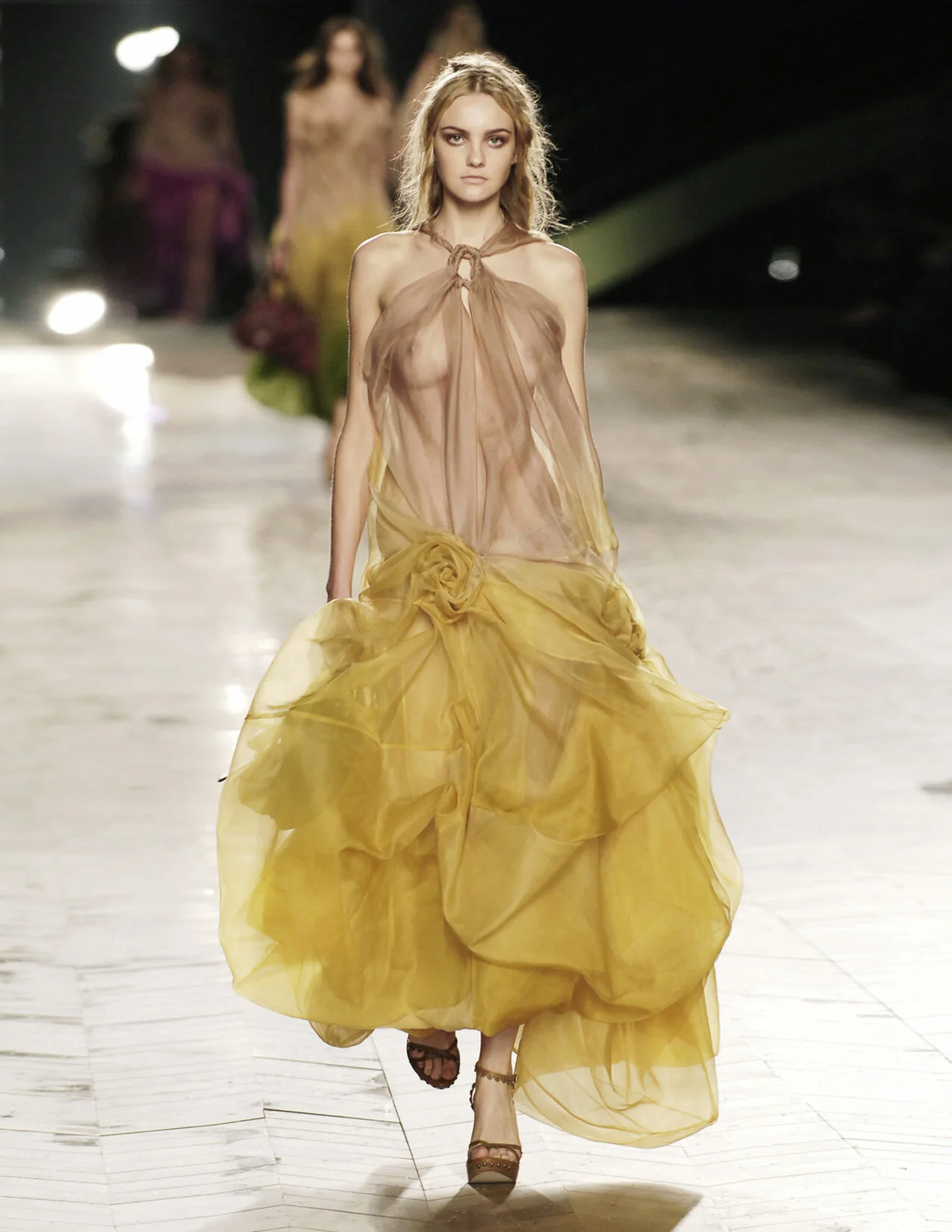DIOR_PAP_S06_BIGKNOTTEDYLLWGOWN_RUNWAY_RES150.jpg