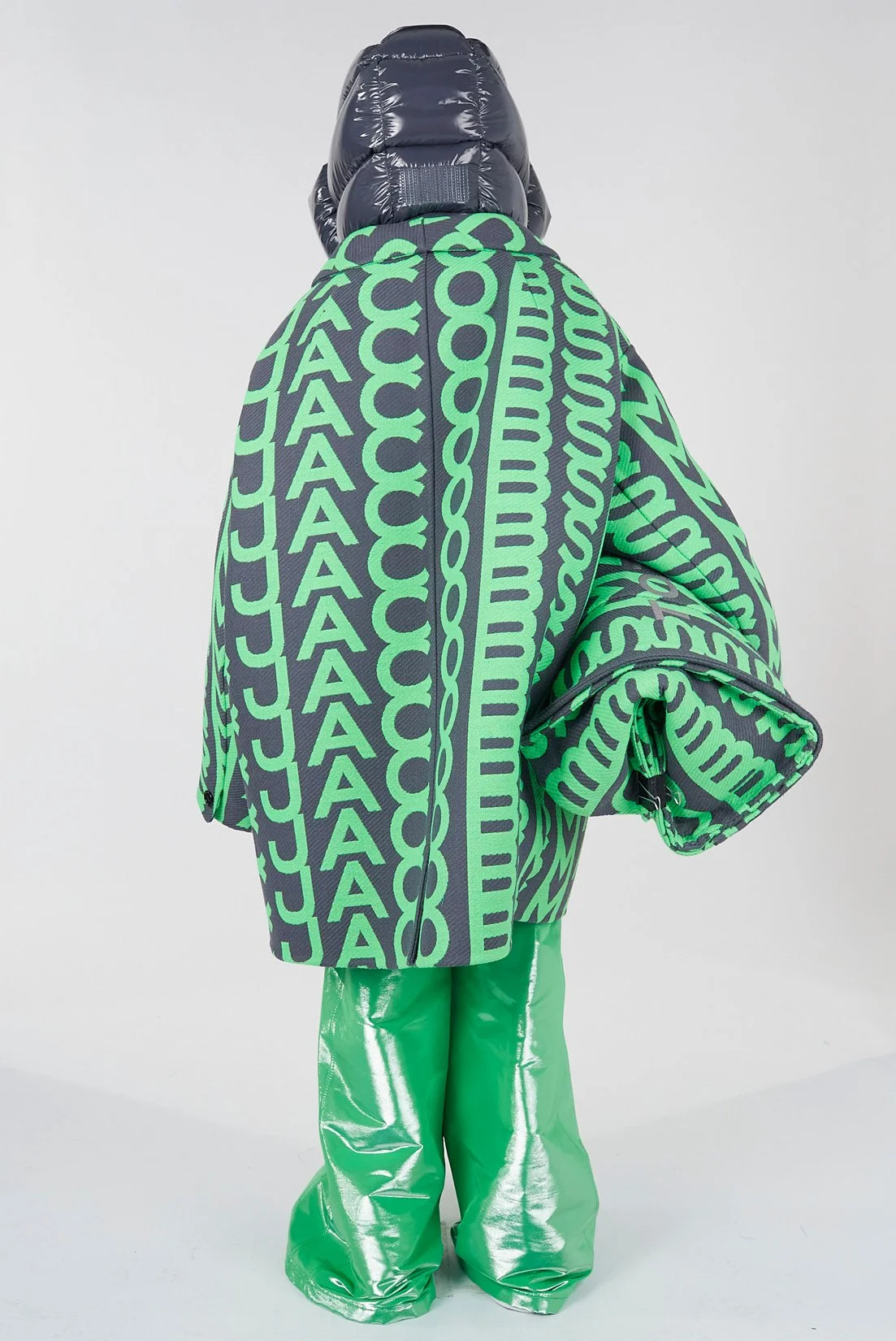 MJ_F21_LOGO_GREENGREY_COAT_BACK_FITTING_RES150.jpg