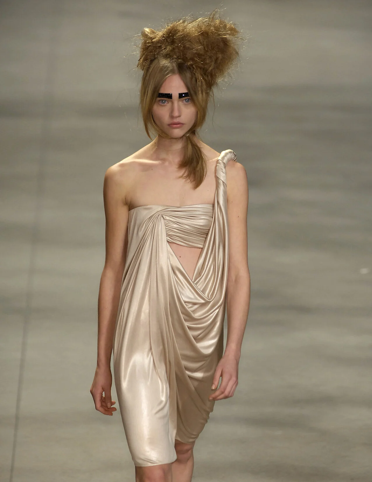 GALLIANO_S07_SASHADRAPE_RUNWAY_RES150.jpg