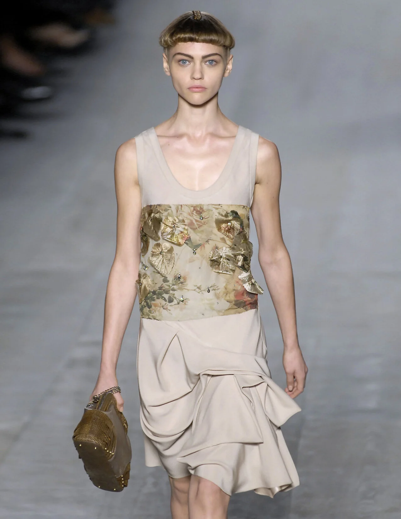 DIOR_PAP_S07_SKIRTHEMLIFTDRESS_SASHAP_DETAIL_RES150.jpg