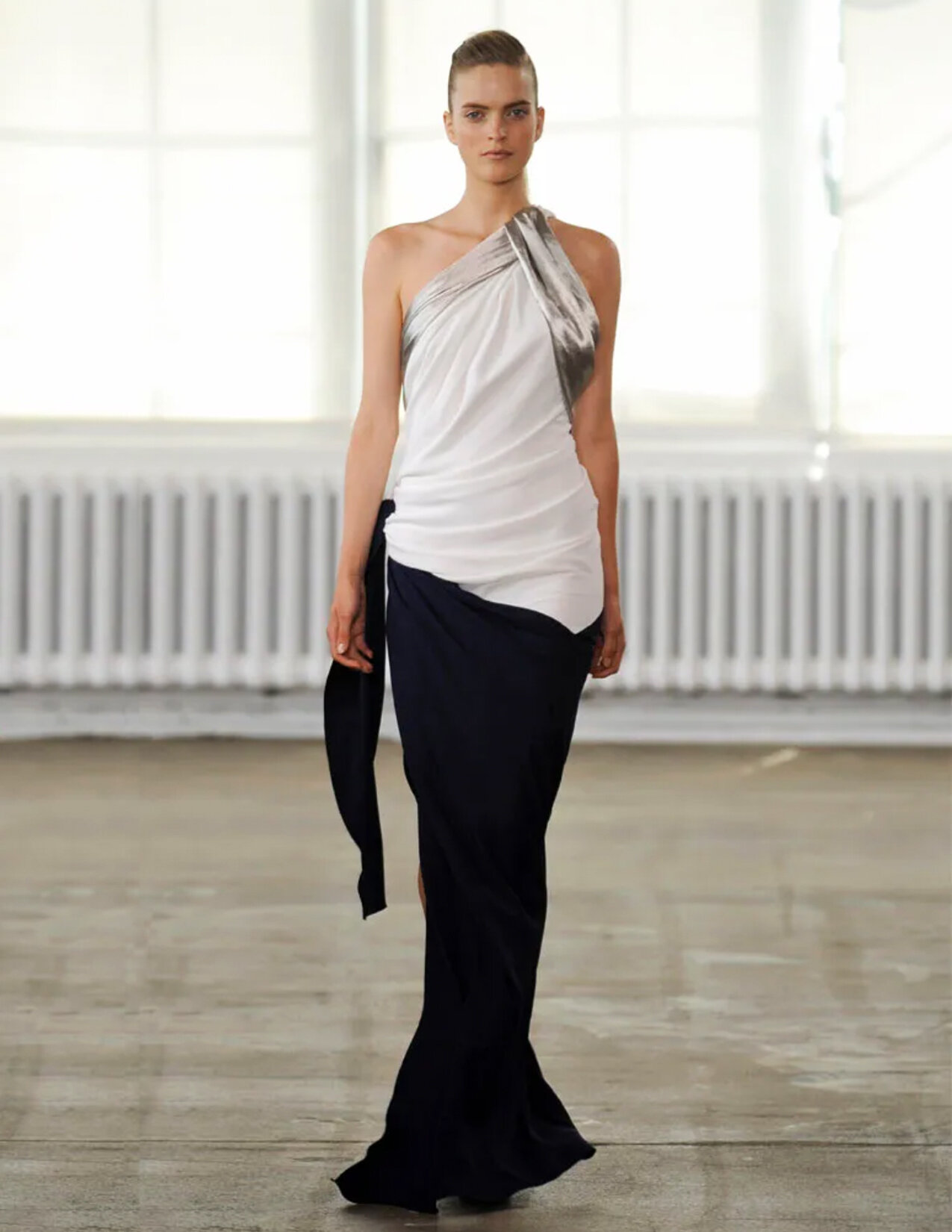 DK_R11_SILVERIVORYNAVYDRESS_RUNWAY_RES150.jpg
