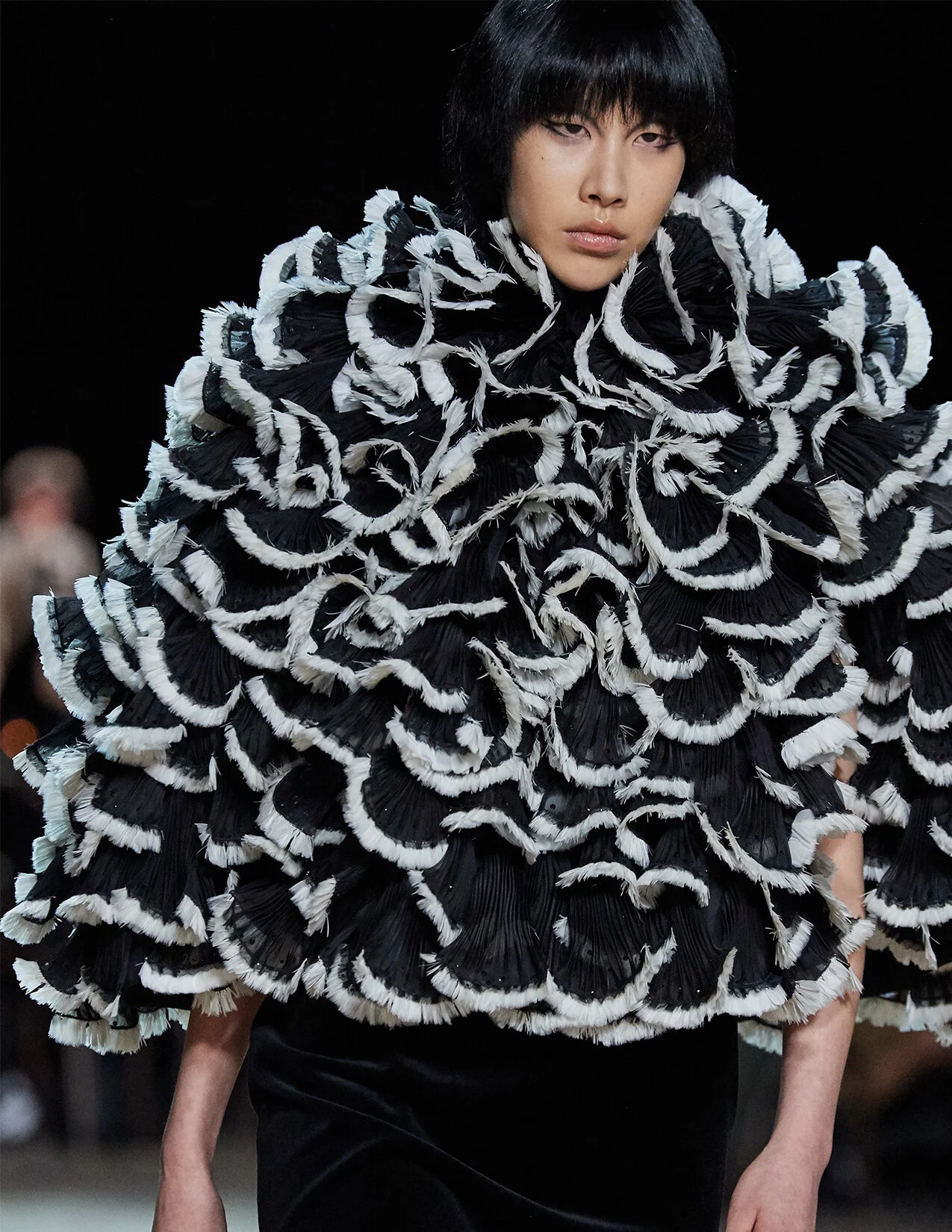 MJ_F20_BLKWHTFEATHERS_DETAIL_RES150.jpg