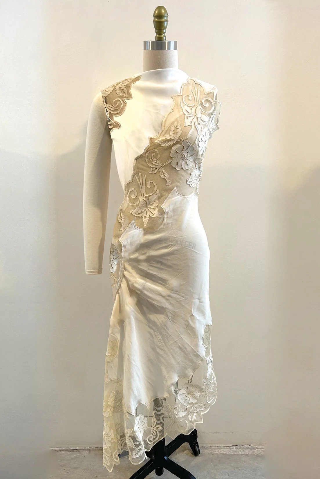 UJ_S24_CDCTULLEEMB_PINKDRESS_DRAPE1_RES150.jpg