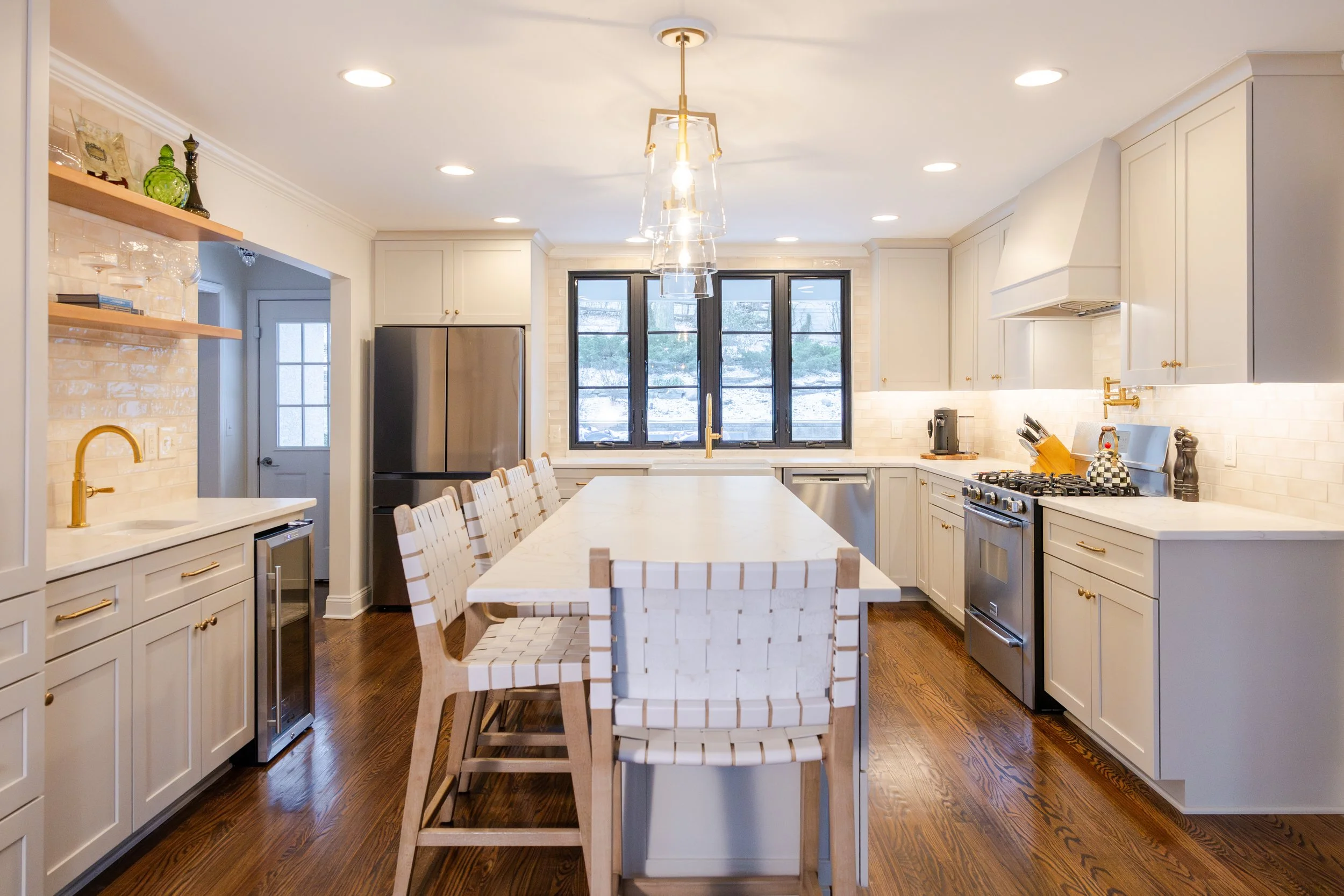 Bright modern kitchen with island and pendant lighting in Upper Arlington