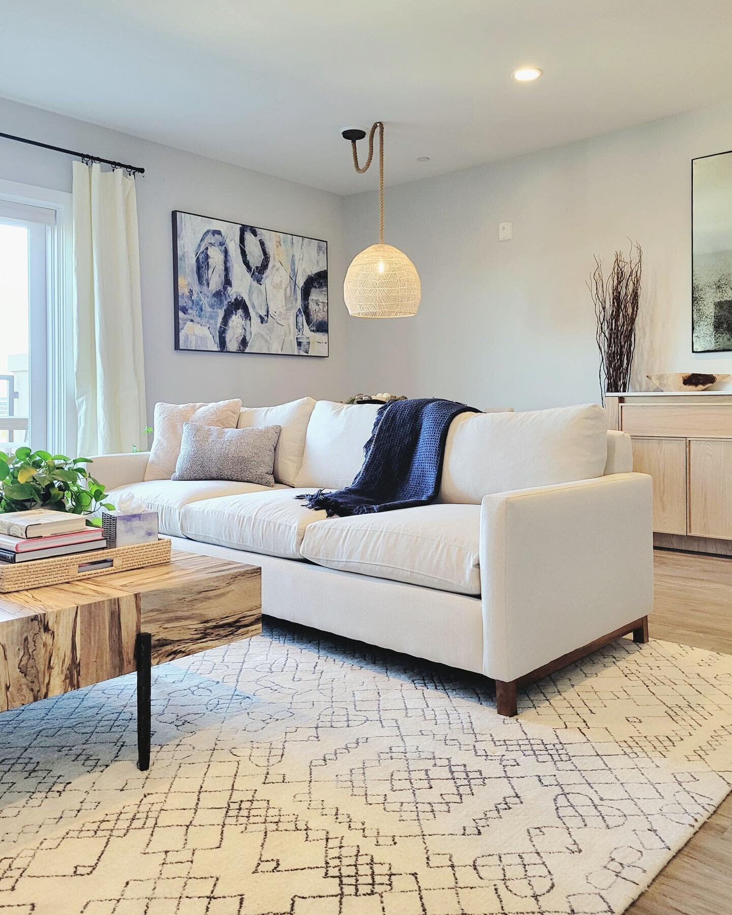 Love the way this bachelor condo turned out after a little E &amp; L facelift! Swipe right for the &ldquo;before&rdquo;.

#edenandlaureldesign #interiordesign #bayareacondo #bachelorpaddesign  #sustainabledesign #californiadecor #designinspiration #h