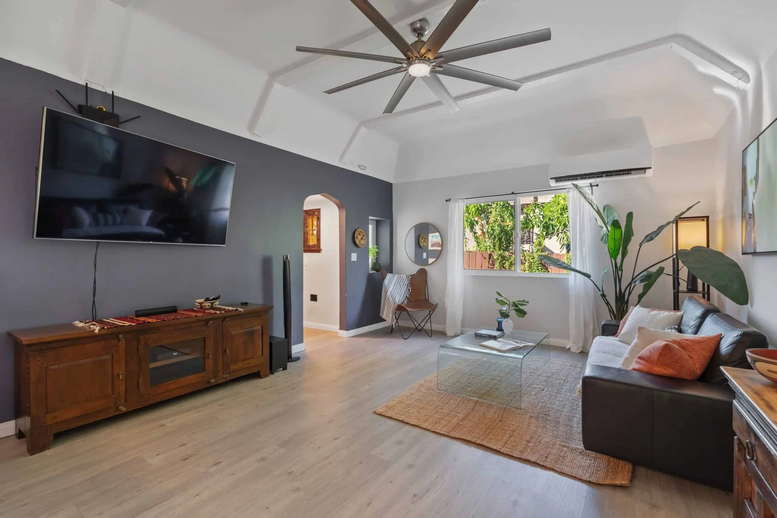 IMMACULATE 3 BEDROOM HOUSE WITH SKY HIGH CEILINGS!