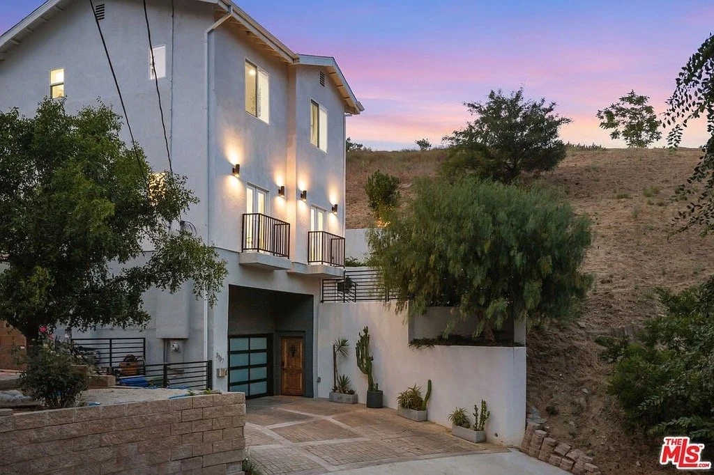  PRIME MT WASHINGTON MODERN HOME!